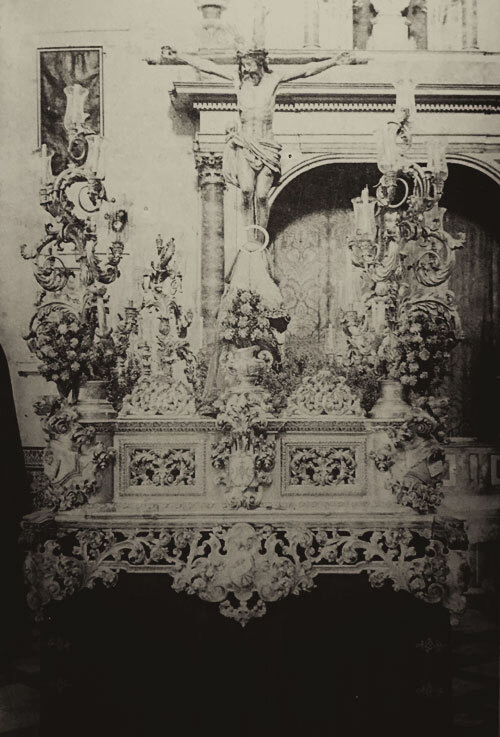 El Cristo del Buen Fin sobre su paso actual acompañado de la Magdalena