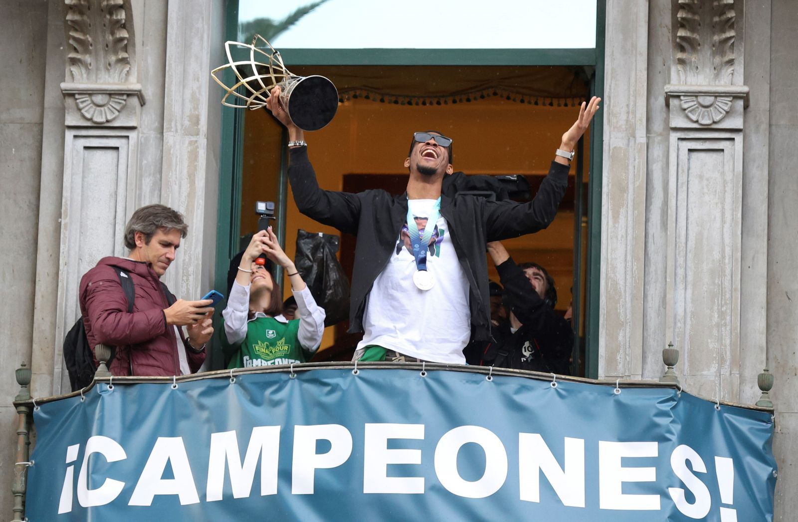 El Unicaja celebra en las calles de Málaga el título de la BCL