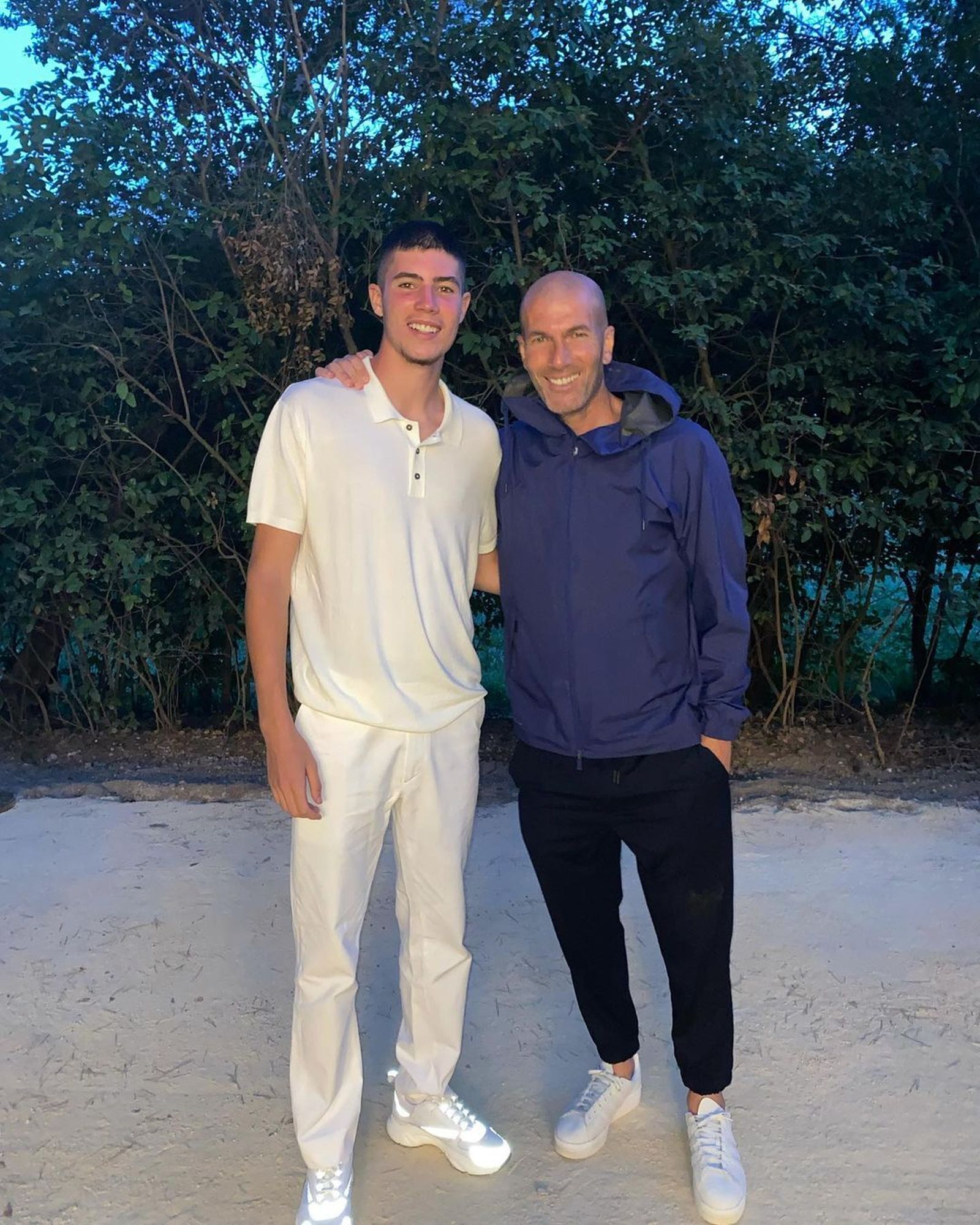 Elyaz Zidane posa junto a su padre, Zinedine Zidane.