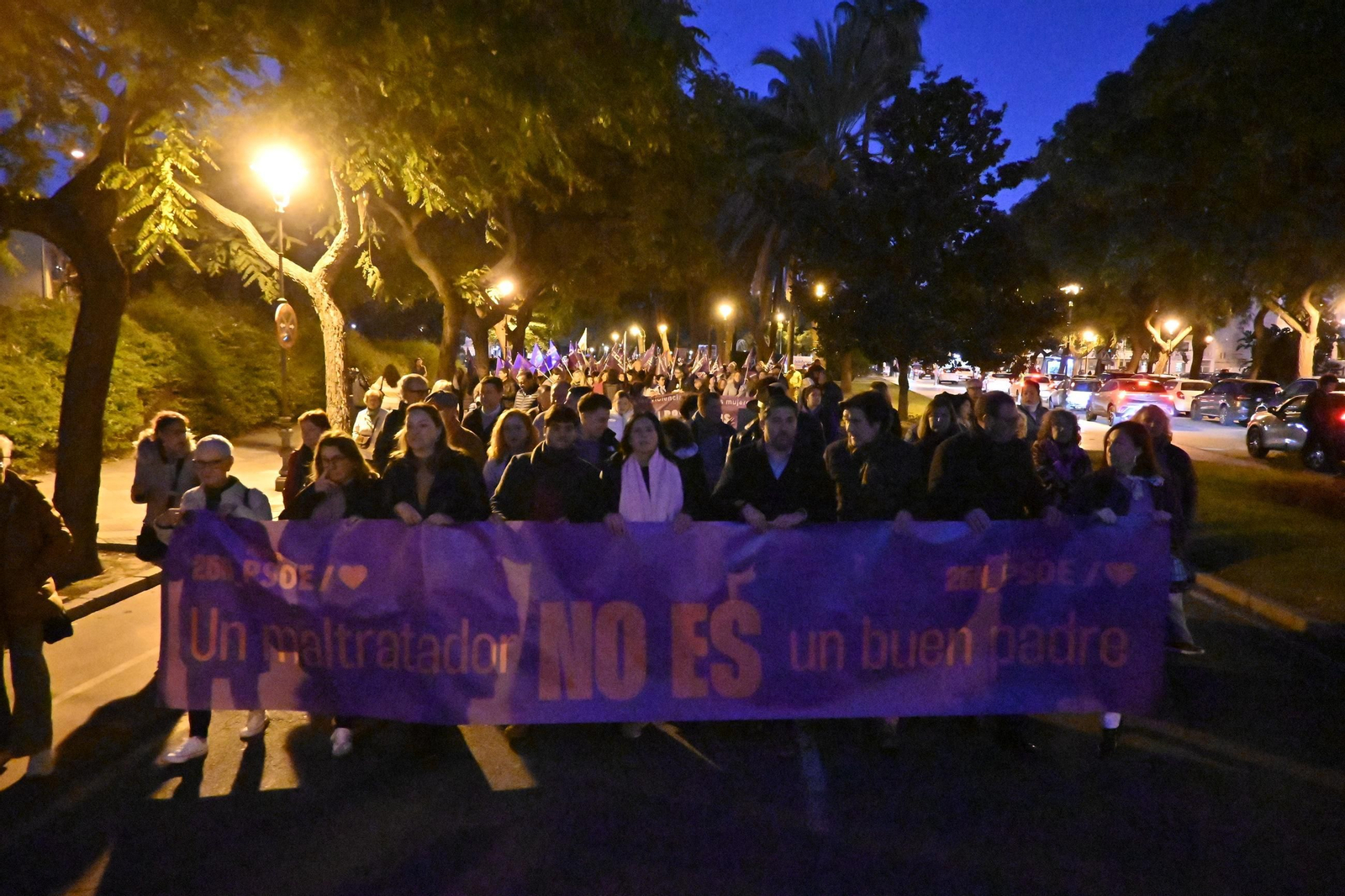 Imágenes de la manifestación con motivo del 25N en Huelva