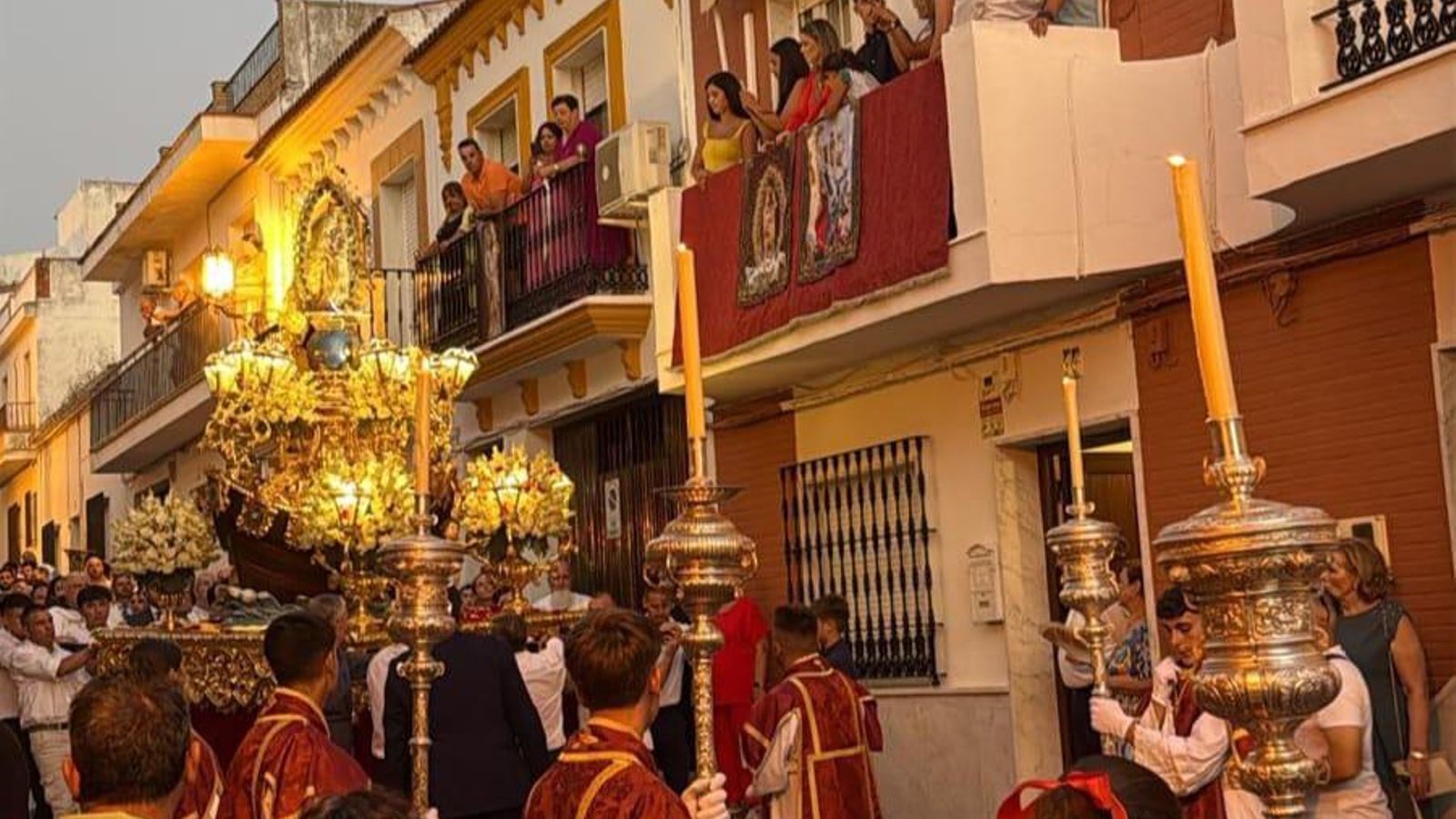 Procesión en Palos de la Frontera de la Virgen de los Milagros.