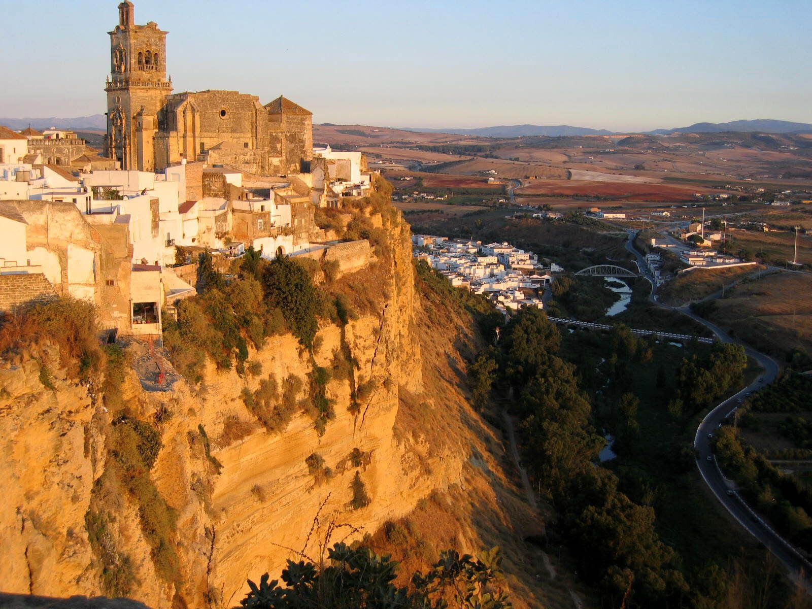 Una  vista panorámica de la localidad de Arcos, con la Peña, en primer término.
