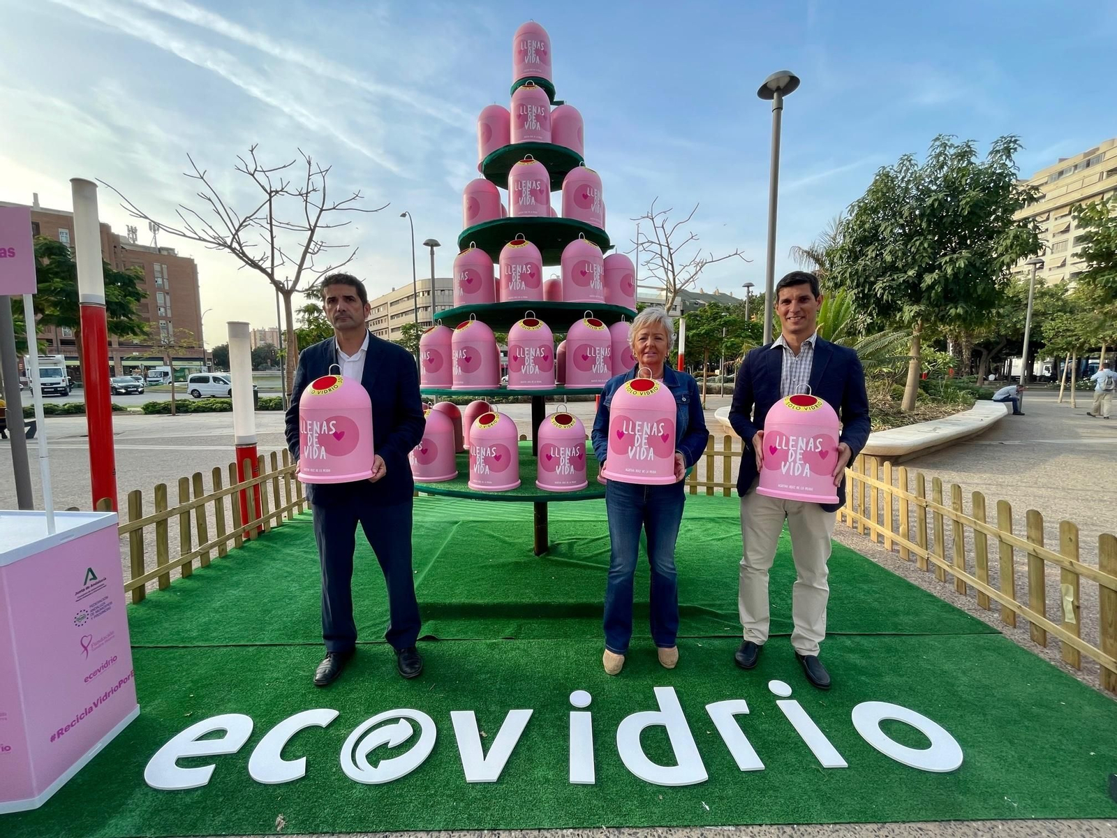 Presentación de la campaña de reciclaje solidario por el Día Mundial del Cáncer de Mama. Presentación de la campaña de reciclaje solidario por el Día Mundial del Cáncer de Mama.