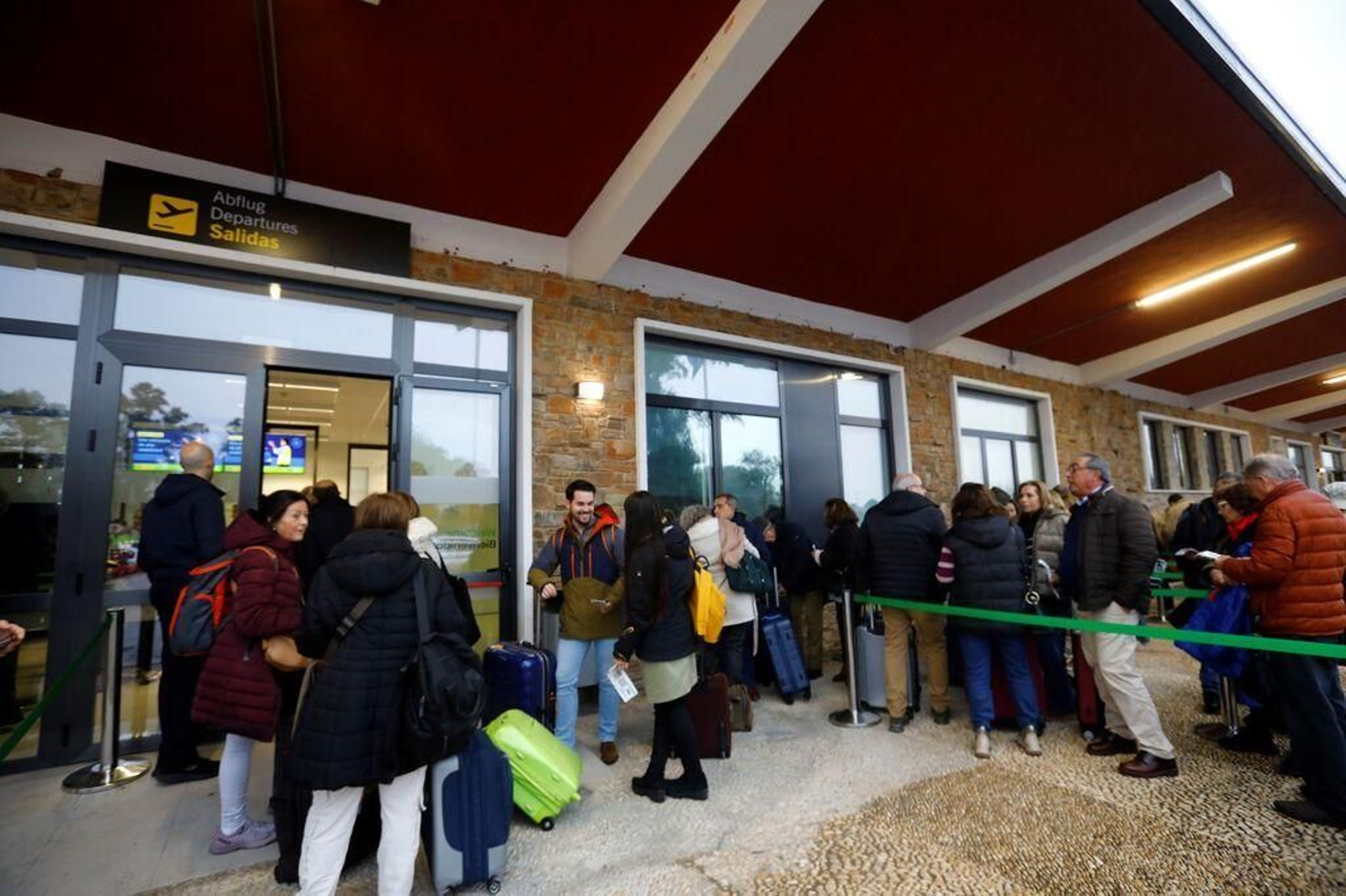Pasajeros del primer vuelo chárter a Europa en el aeropuerto de Córdoba. Pasajeros del primer vuelo chárter a Europa en el aeropuerto de Córdoba.
