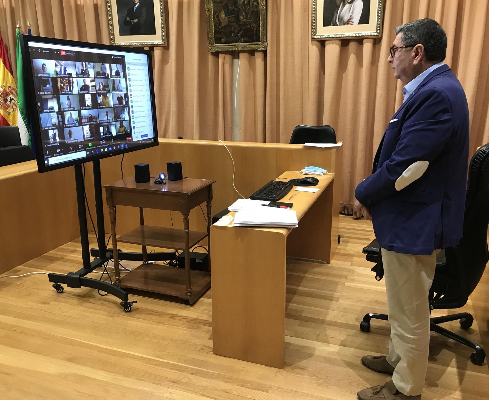 El alcalde de Vélez-Málaga, Antonio Moreno, presidiendo el Pleno telemático este viernes.