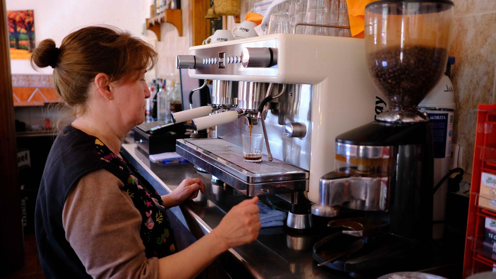 Los bares funcionan durante las horas de corte mediante depósitos.