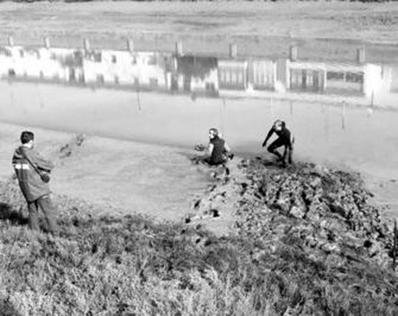 Los buzos que participaron en la búsqueda del cuchillo en el río, al mediodía de ayer.