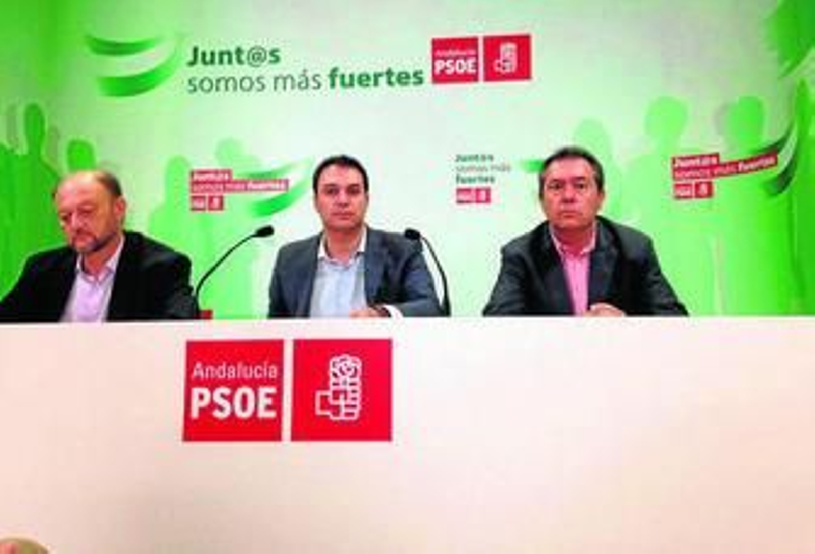 El diputado Antonio Pradas, el secretario de Economía, Manuel García Benítez, y Juan Espadas, portavoz municipal.