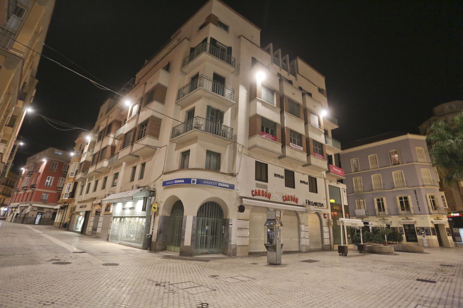 El coronavirus dibuja una noche desierta en el centro de Málaga, en fotos