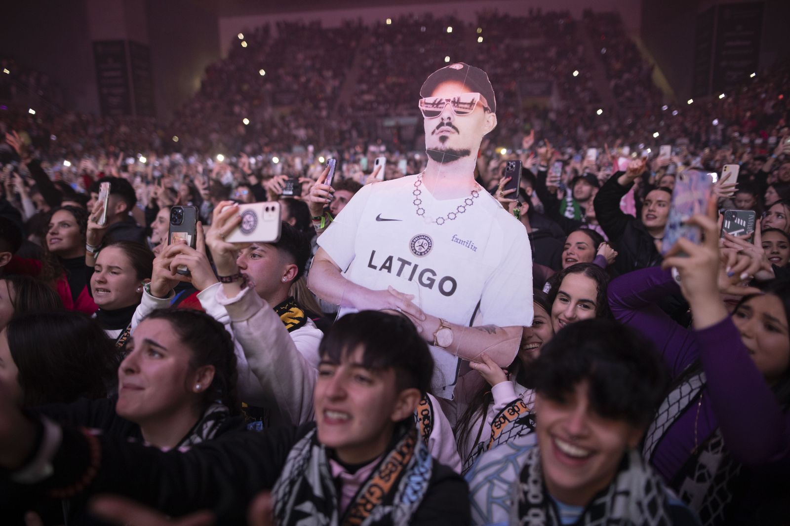 Dellafuente vuelve a tocar la cúspide en su segundo concierto en Granada, en imágenes