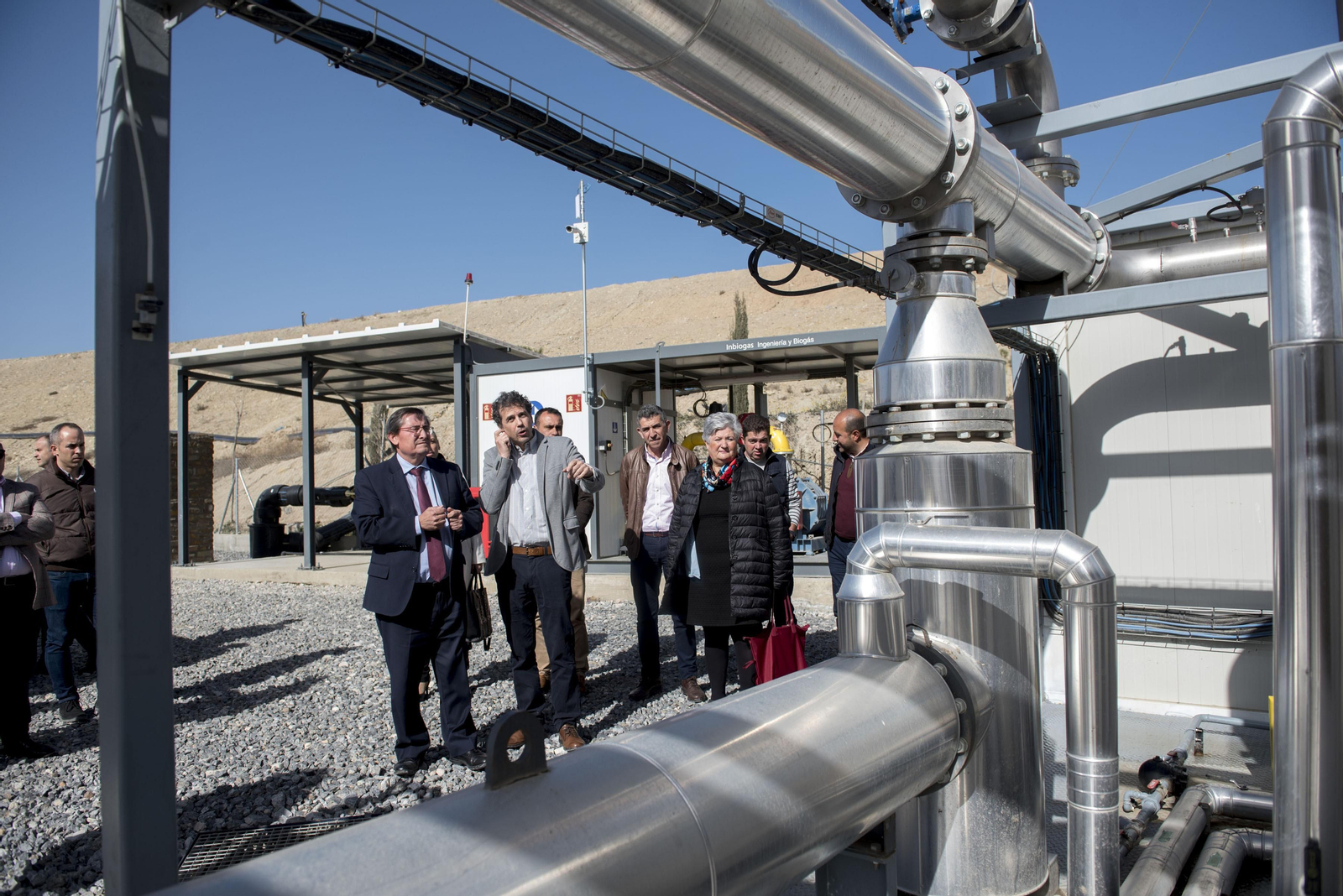 José Entrena recibe las explicaciones de los encargados de la planta de biogás.