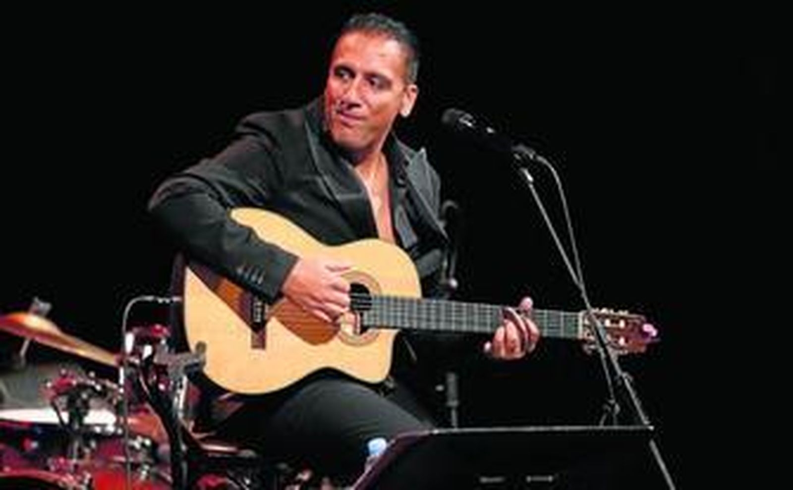Enrique Heredia en concierto y, sobre estas líneas, en una de sus actuaciones con La Barbería del Sur.
