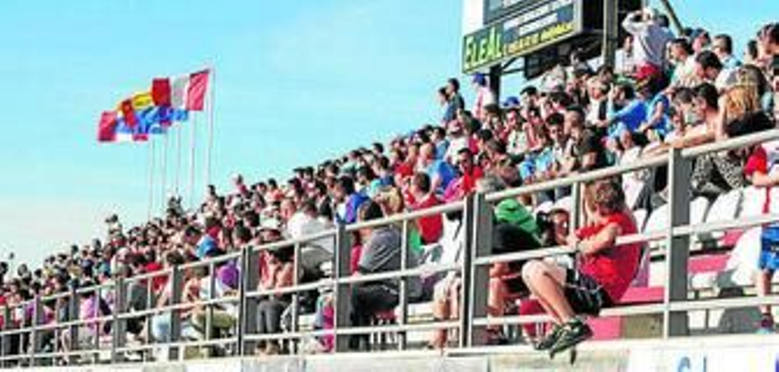 Romero, consolado por un jugador rival el domingo.
