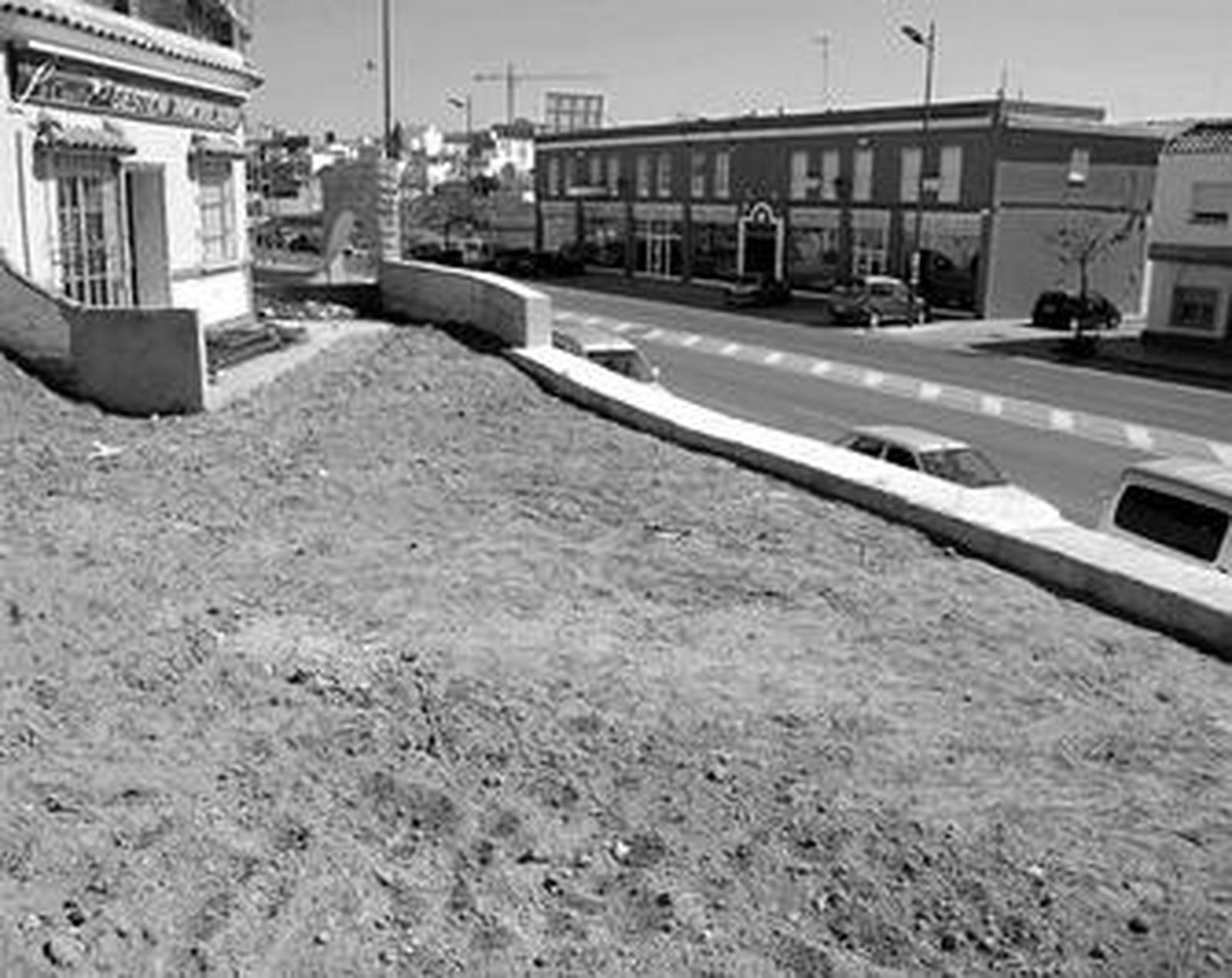 Vista de la zona en la que se ha cubierto el muro romano encontrado en Reyes Católicos.