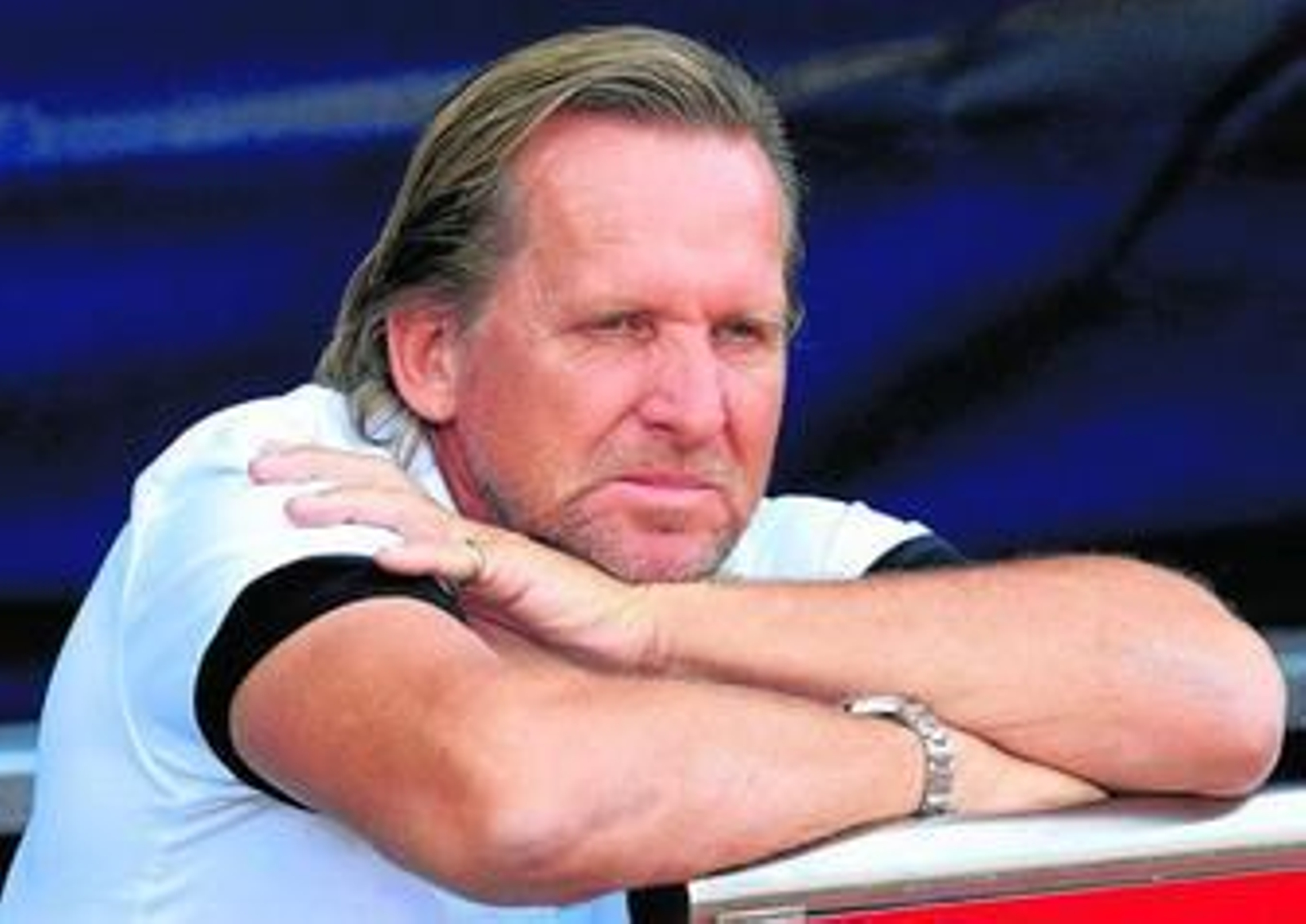 Schuster, concentrado desde su banquillo en el Vicente Calderón.