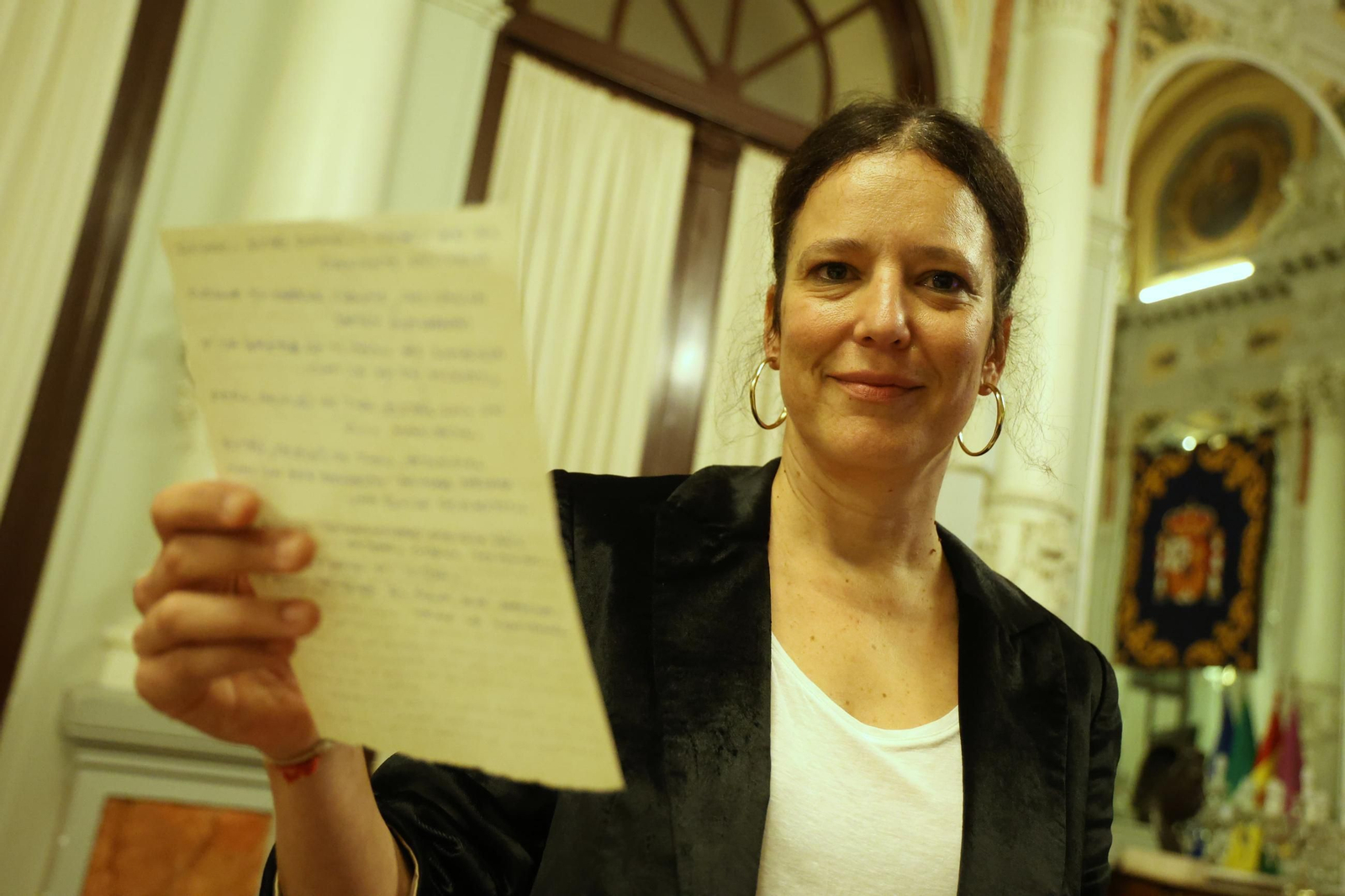 La ganadora del XXXII Premio Poesía Manuel Alcántara, María del Pino Santana, con su poema. La ganadora del XXXII Premio Poesía Manuel Alcántara, María del Pino Santana, con su poema.