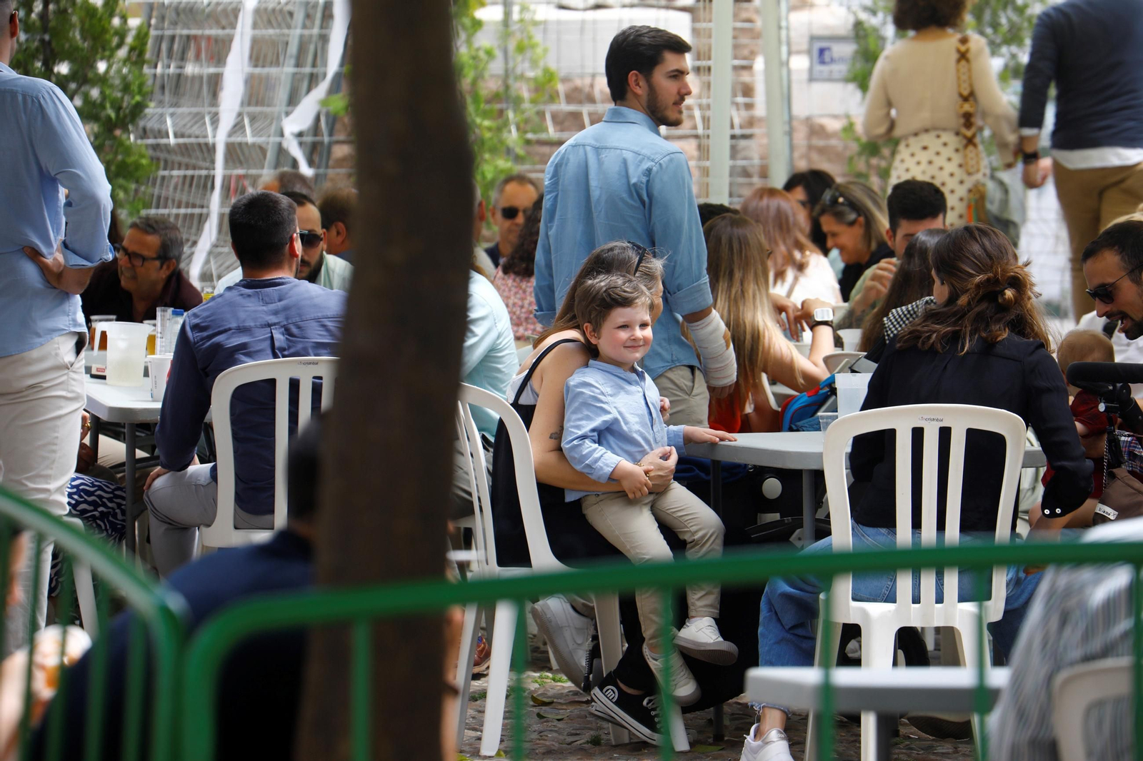 El ambiente en las Cruces de Mayo de Córdoba a mediodía, en imágenes