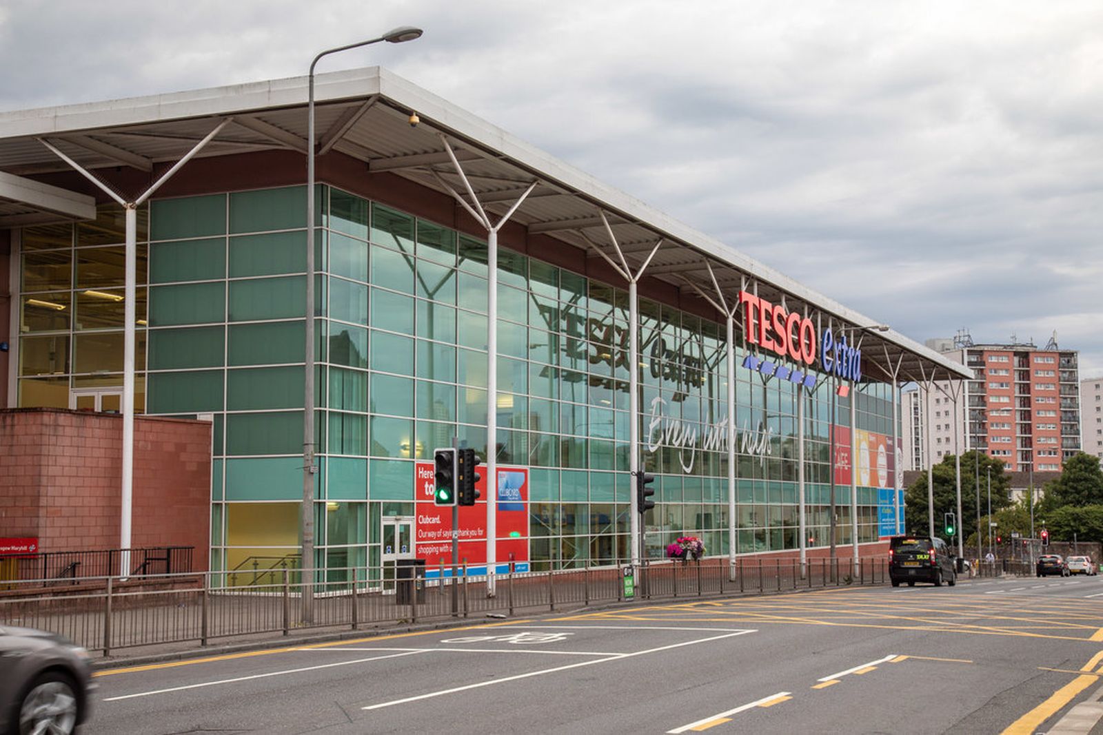 Tesco es líder en el mercado británico de los supermercados.