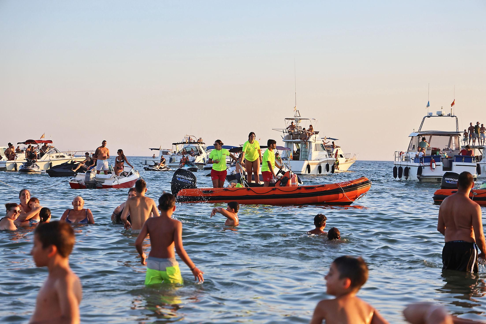 Imágenes de la Virgen del Carmen procesionando en Punta Umbría