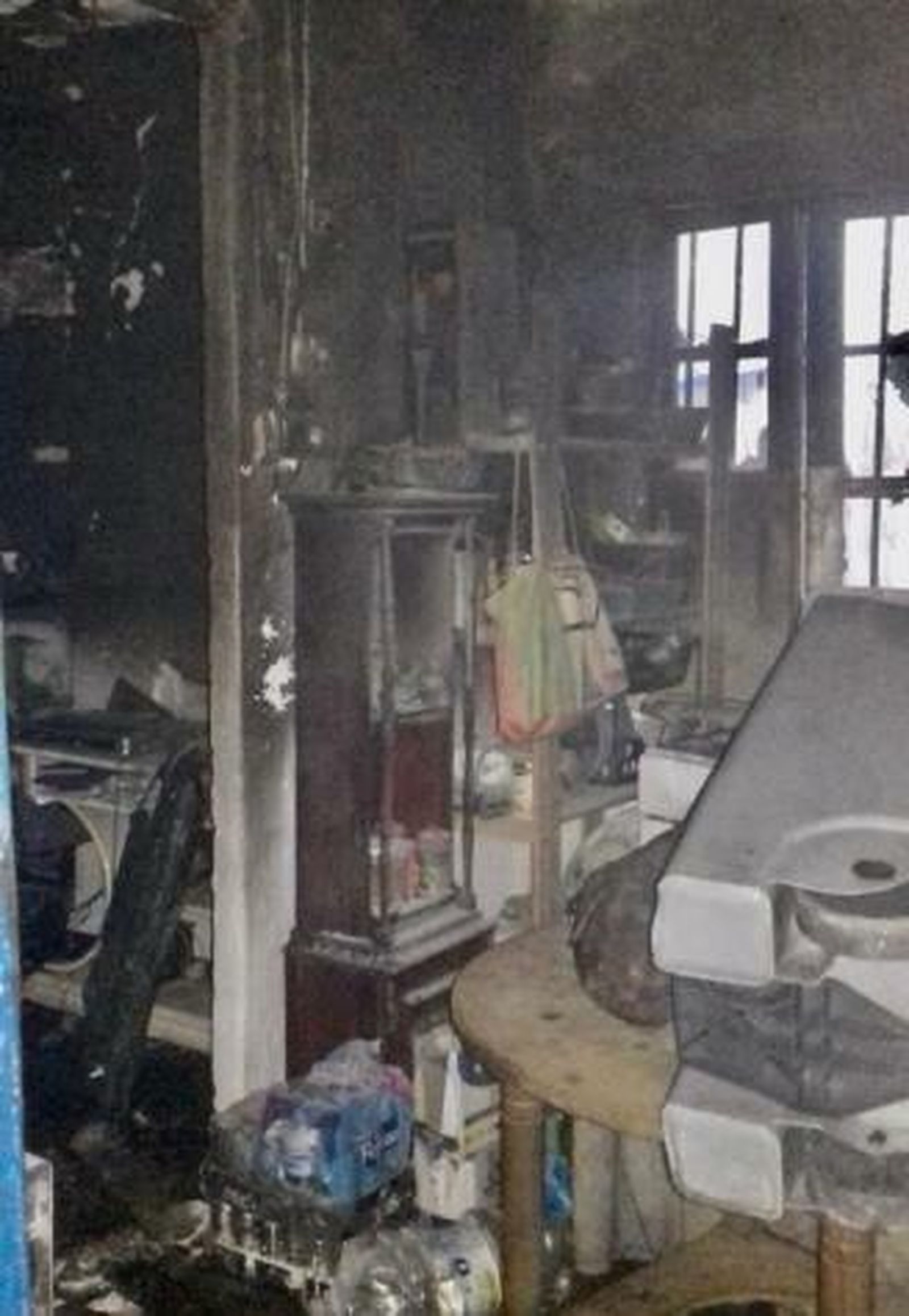 Interior de la vivienda calcinada por el incendio en Vélez-Málaga