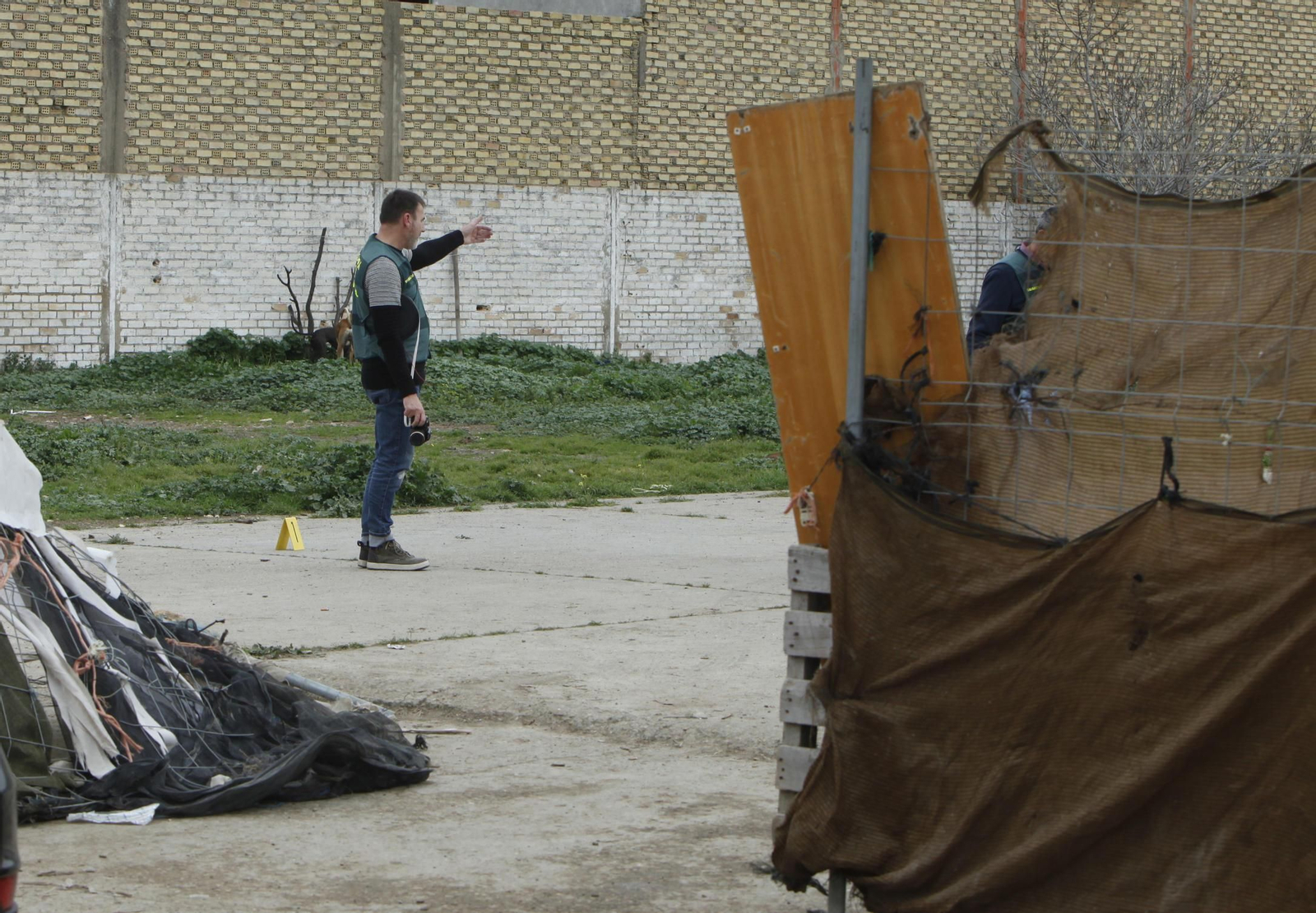 Investigación de la Guardia Civil en el lugar de los hechos.