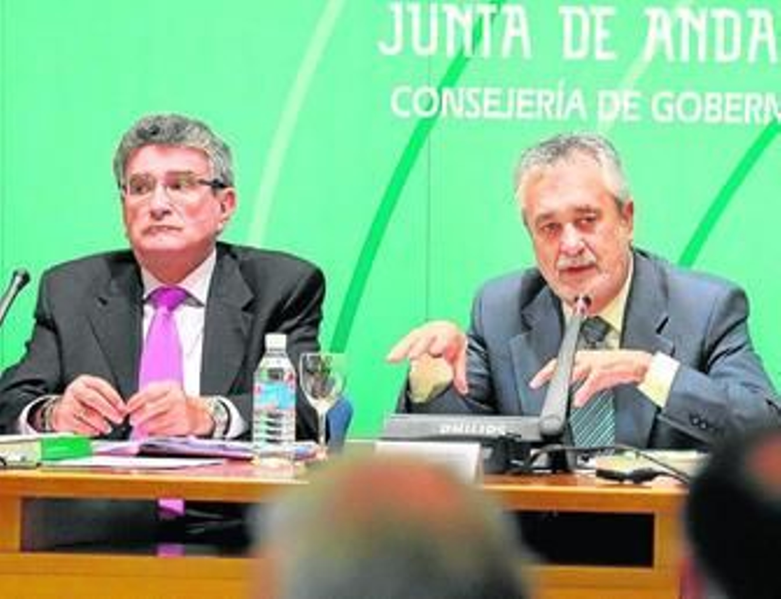 José Antonio Griñán, junto al consejero de Gobernación, ayer, antes del plenario de Comunidades Andaluzas.