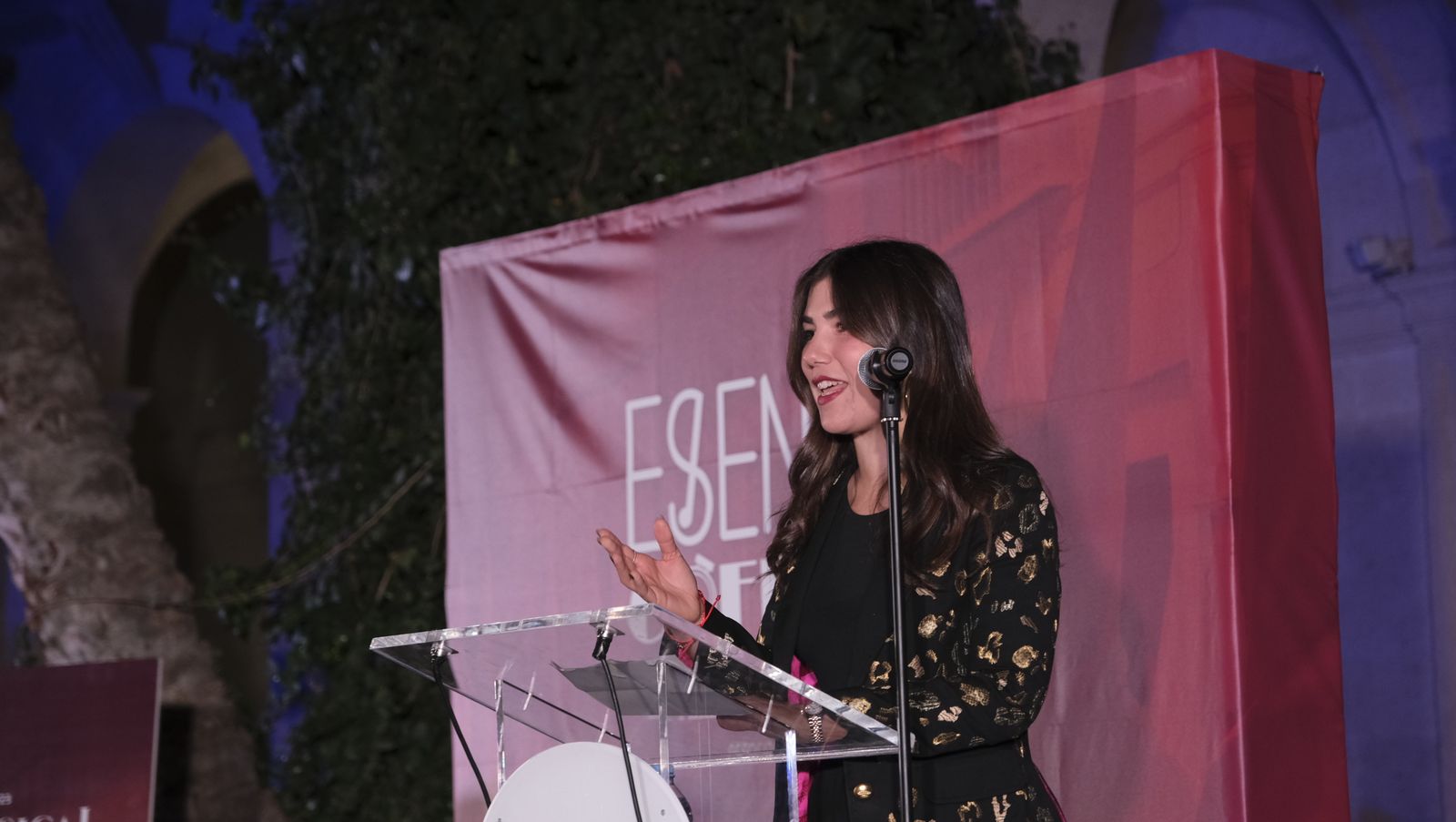 Presentación de Esencia Cofrade, en el Claustro de la Catedral de Almería