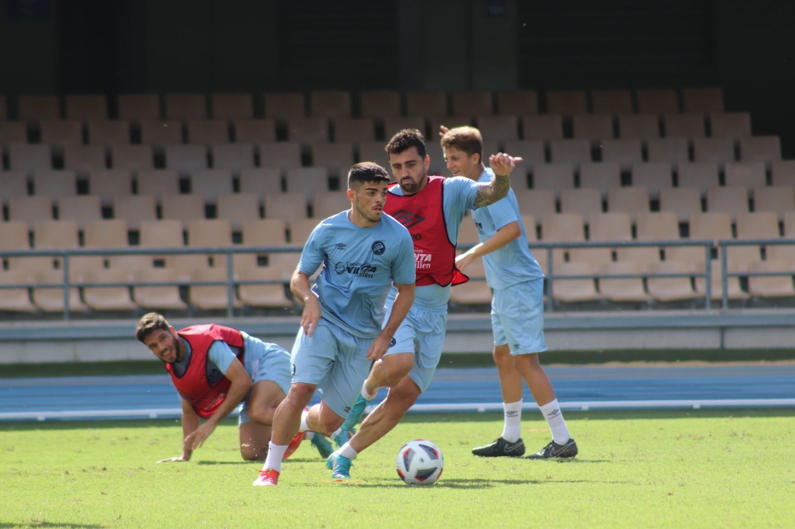 Carri conduce el balón en el entrenamiento de este jueves en Chapín.