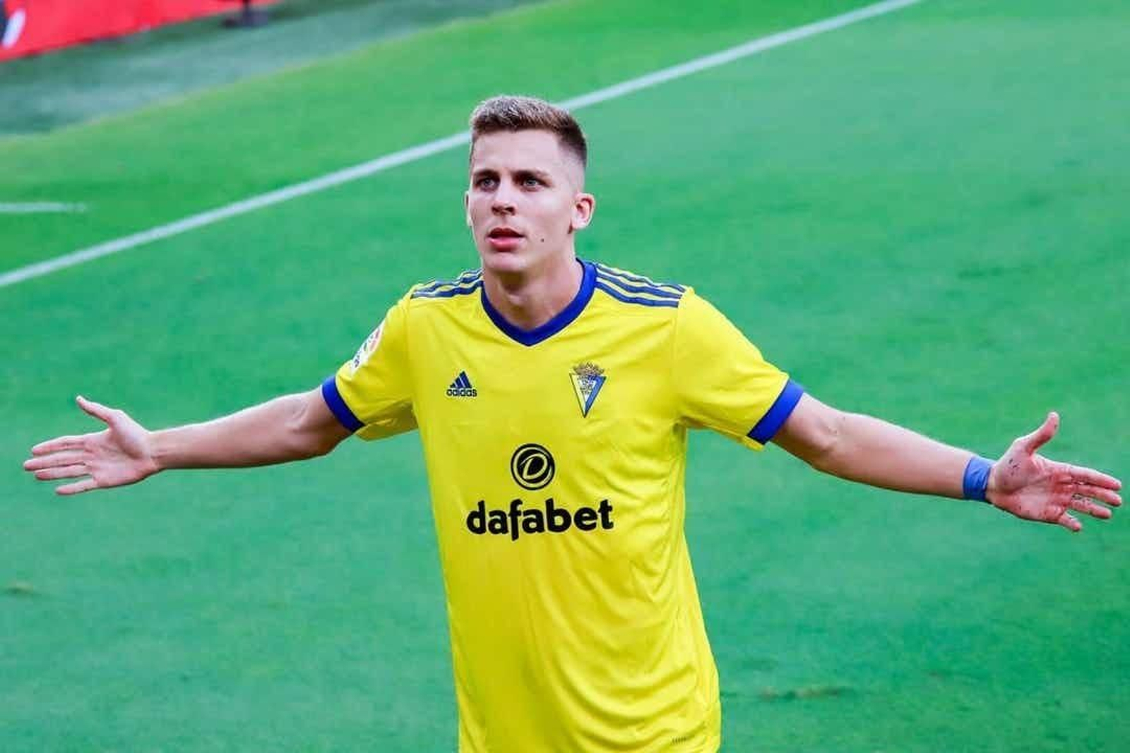 Iván Alejo abre los brazos para celebrar su gol.