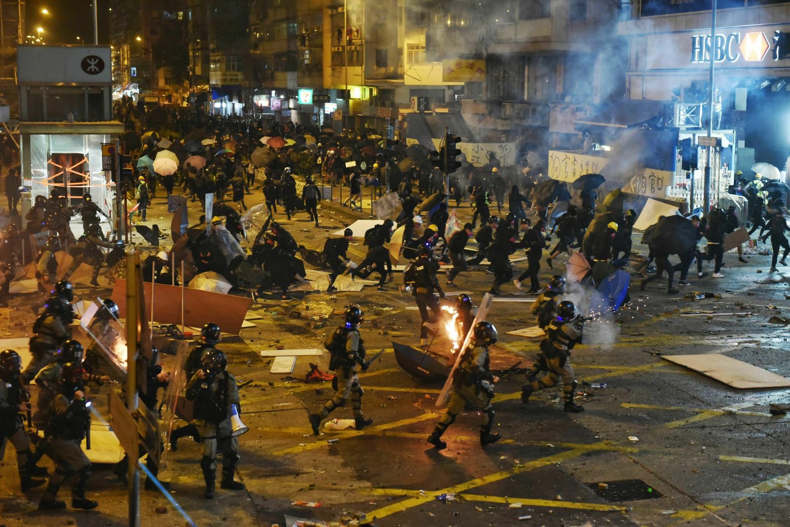 Agentes antidisturbios tratan de dispersar a los manifestantes en Hong Kong.
