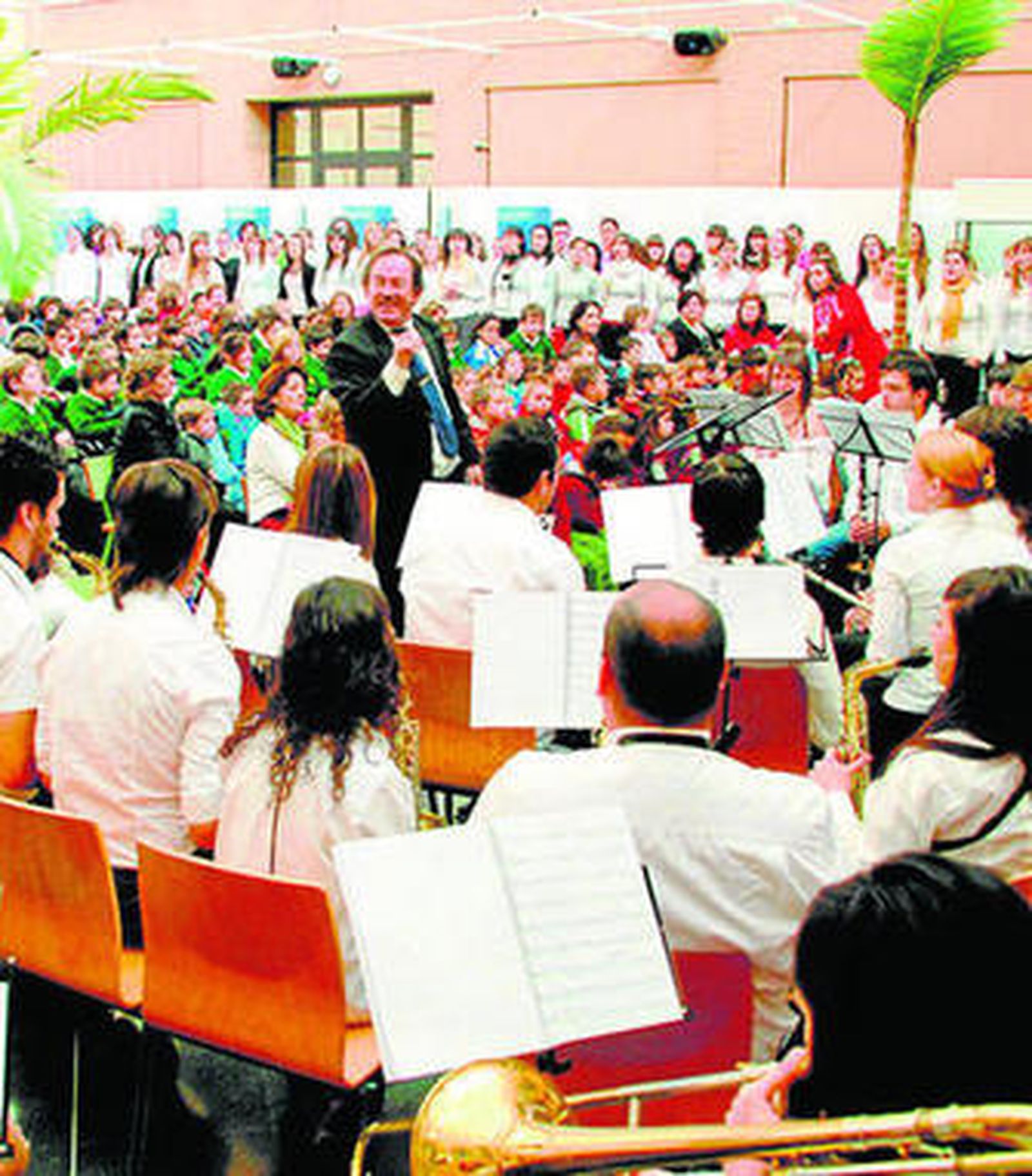 Juan Rafael Muñoz dirige la Orquesta de la Universidad de Almería.