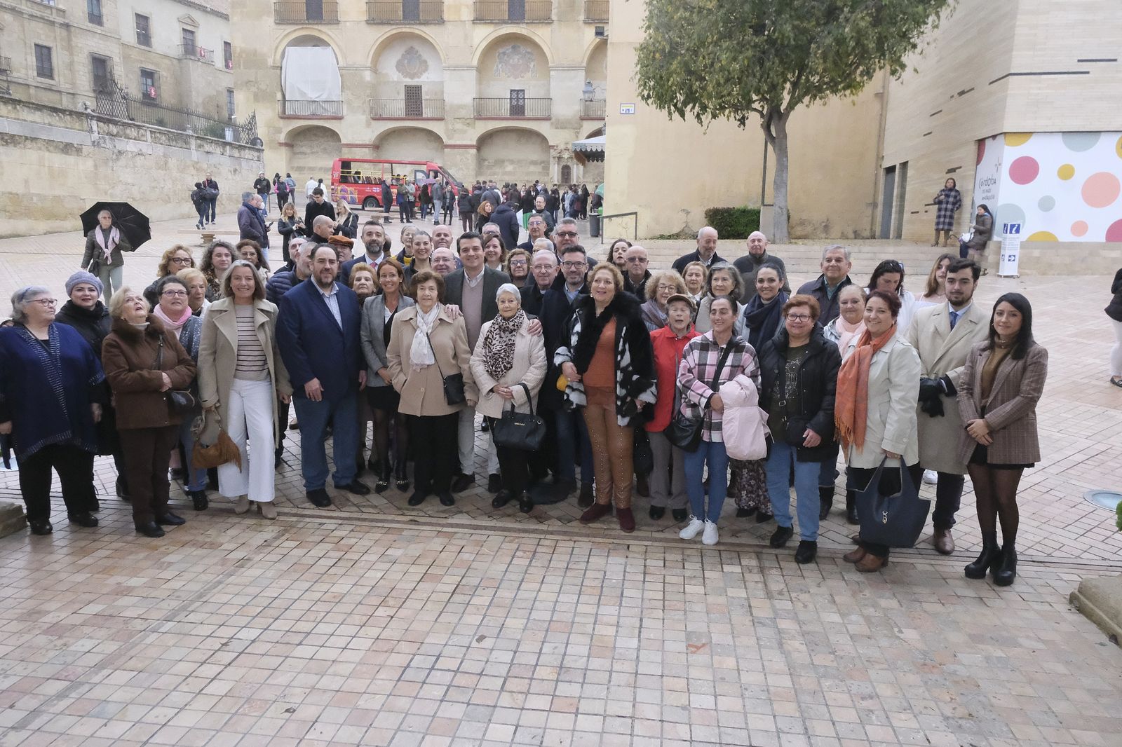 Foto de familia del homenaje del Ayuntamiento  a los cuidadores y propietarios de los Patios.