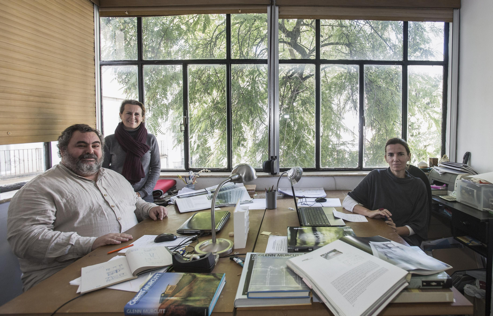 De izquierda a derecha, Francisco Escudero y Luz y Marta Fernández de Valderrama.
