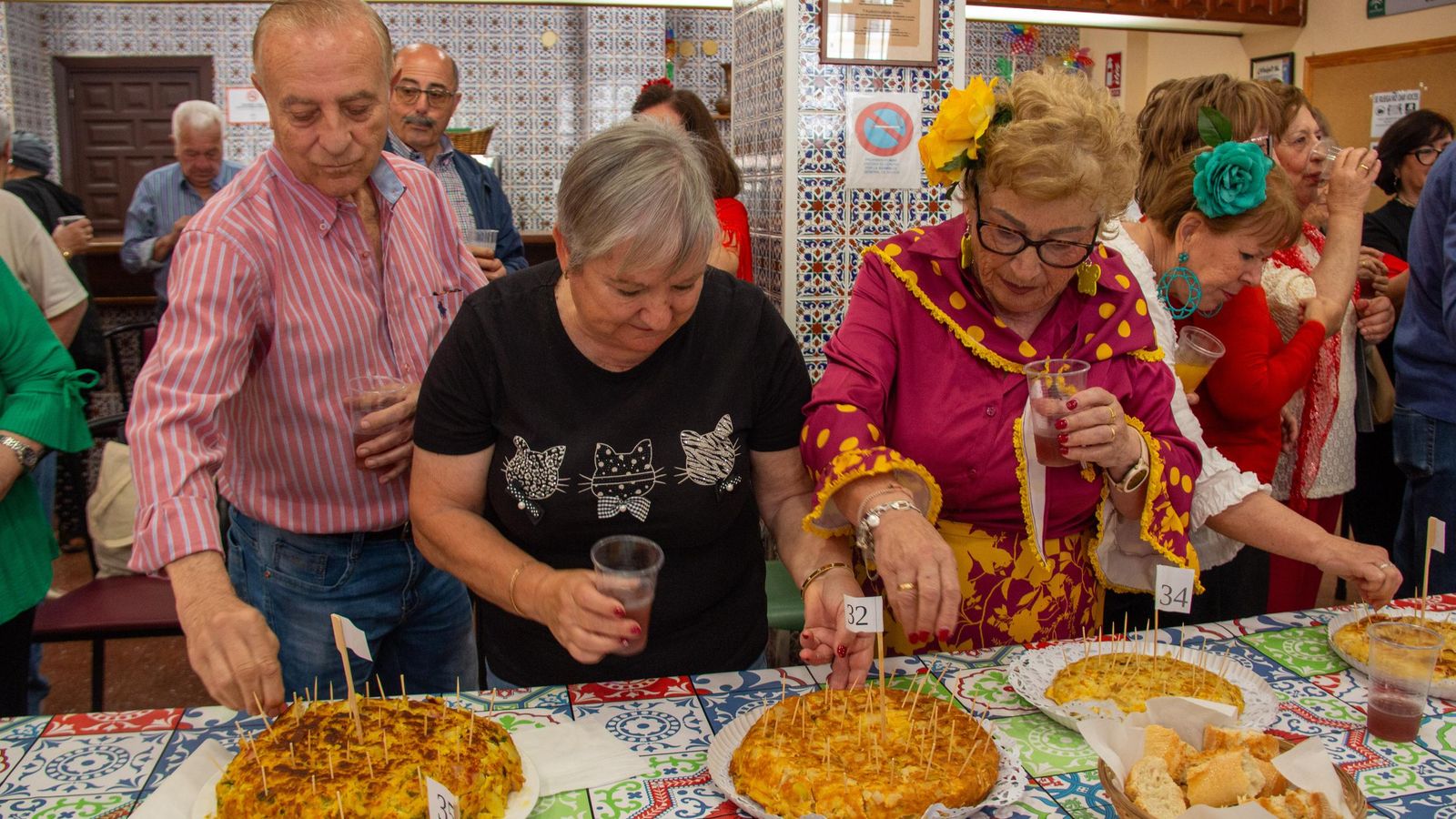 Algunos participantes probando las tortillas