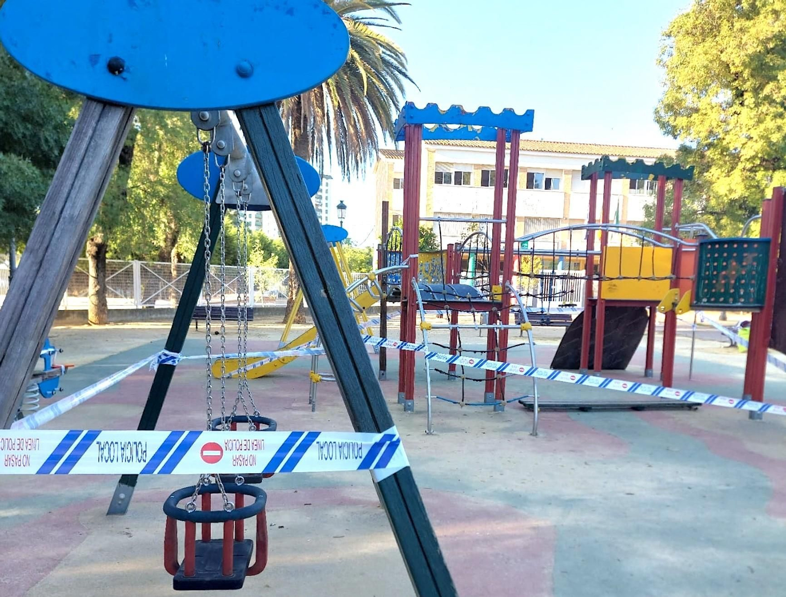 Parque infantil clausurado por la Policía Local, mientras se interviene.