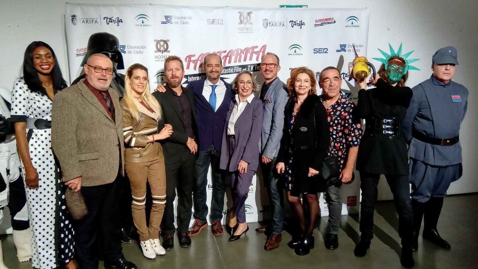 Maggie Civantos y Luisa Gavasa, con miembros del jurado de Fantarifa 2019