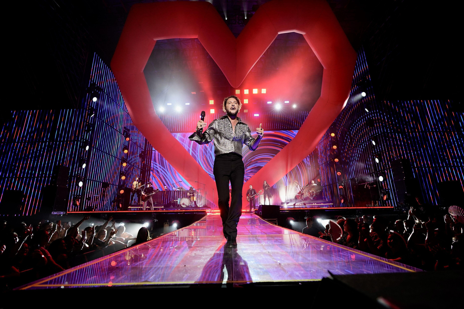 Manuel Carrasco conquista con sus 'flechas de amor' a Granada