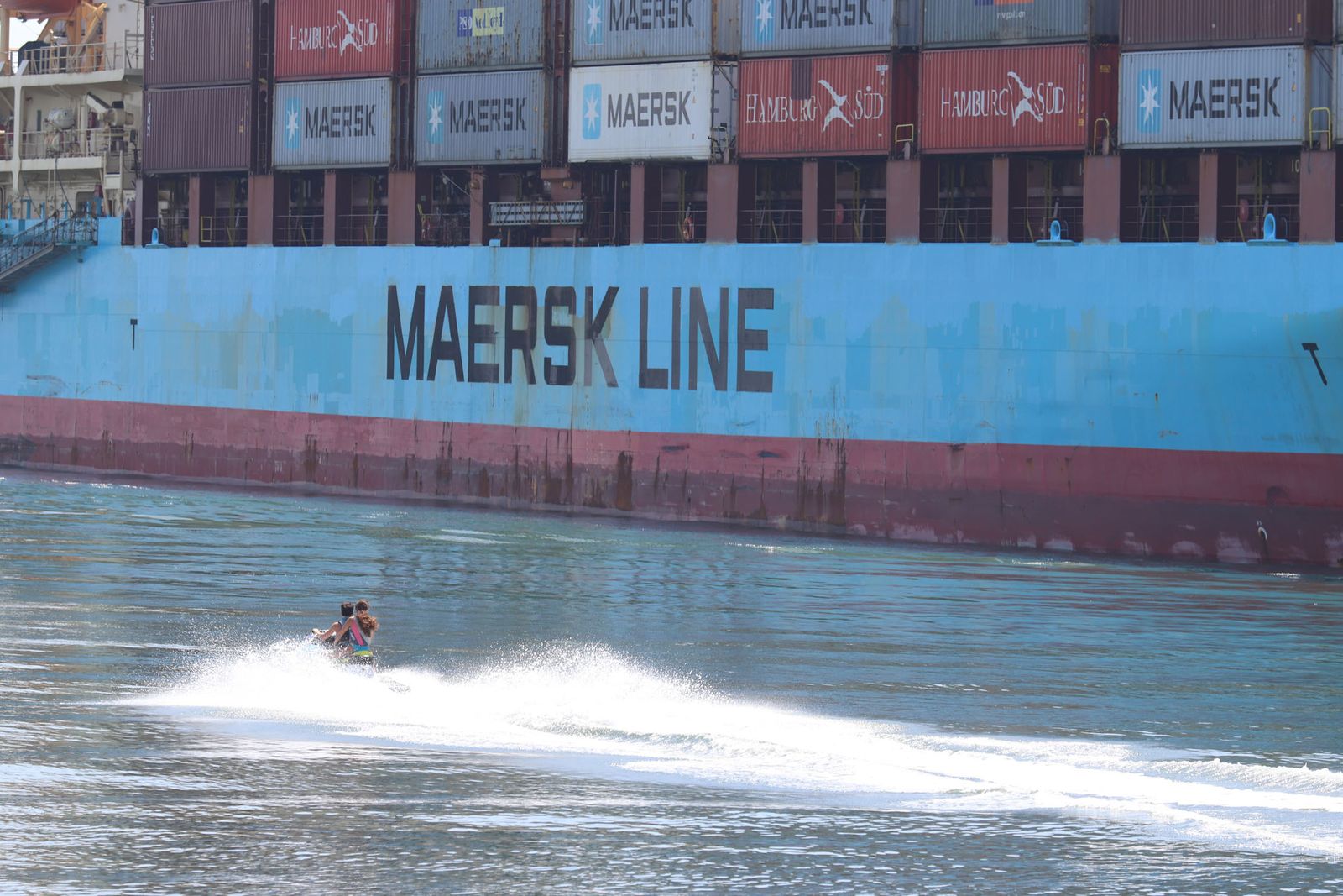 Imágenes de la llegada del buque Maersk al Puerto de Huelva, que abre las escalas con la línea entre Leixoes y Algeciras