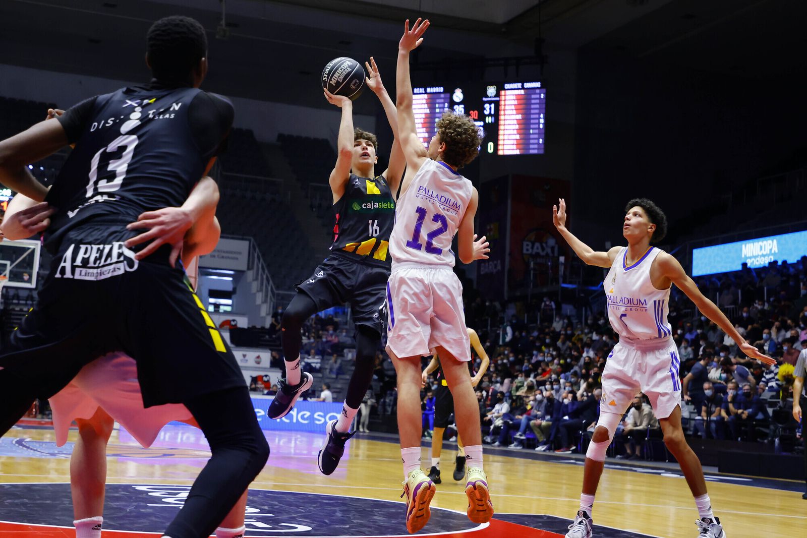 Canarias intenta un lanzamiento a canasta.