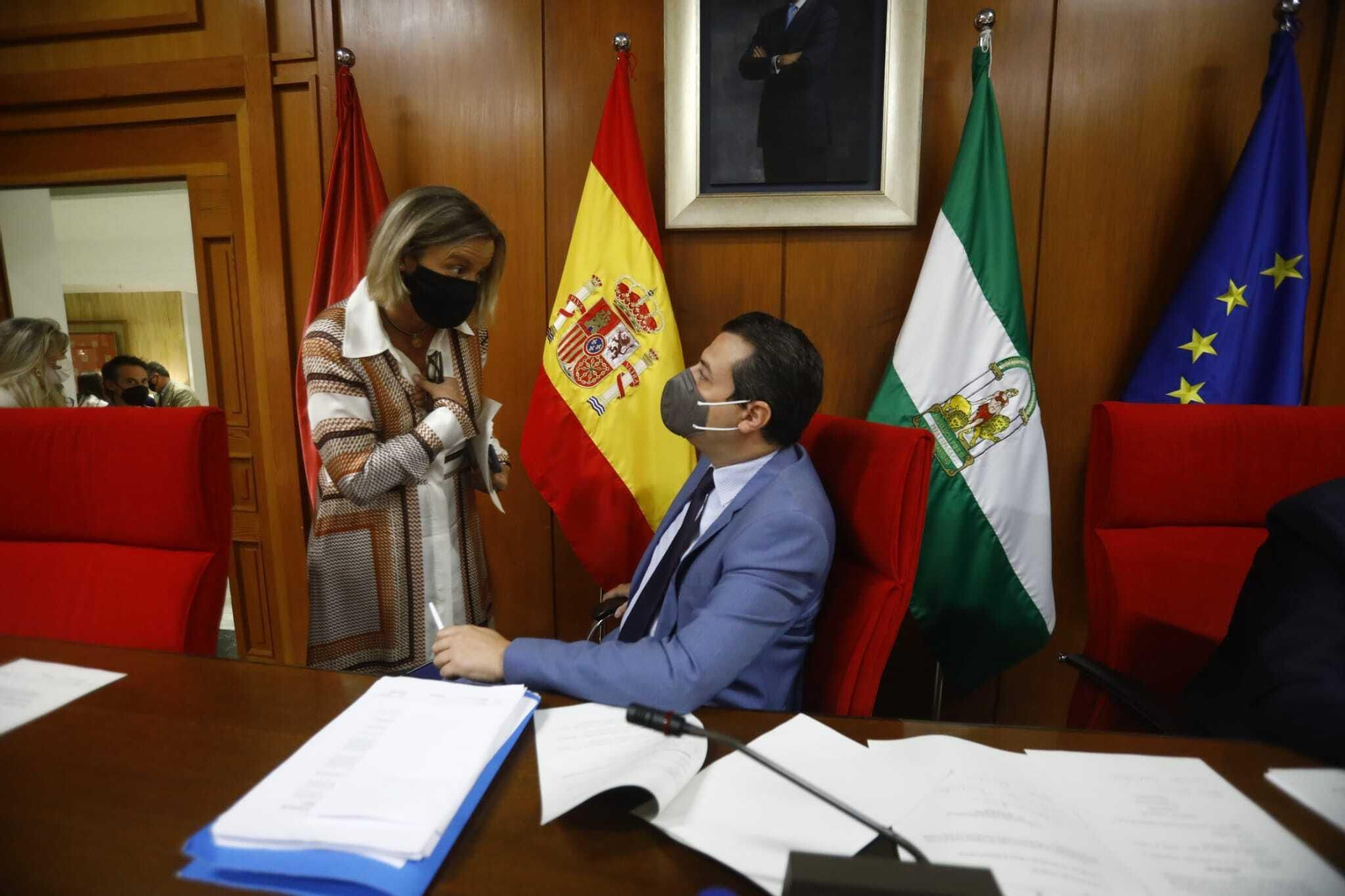 El alcalde, José María Bellido, conversa con la primera teniente de alcalde, Isabel Albás, antes del inicio del Pleno. El alcalde, José María Bellido, conversa con la primera teniente de alcalde, Isabel Albás, antes del inicio del Pleno.