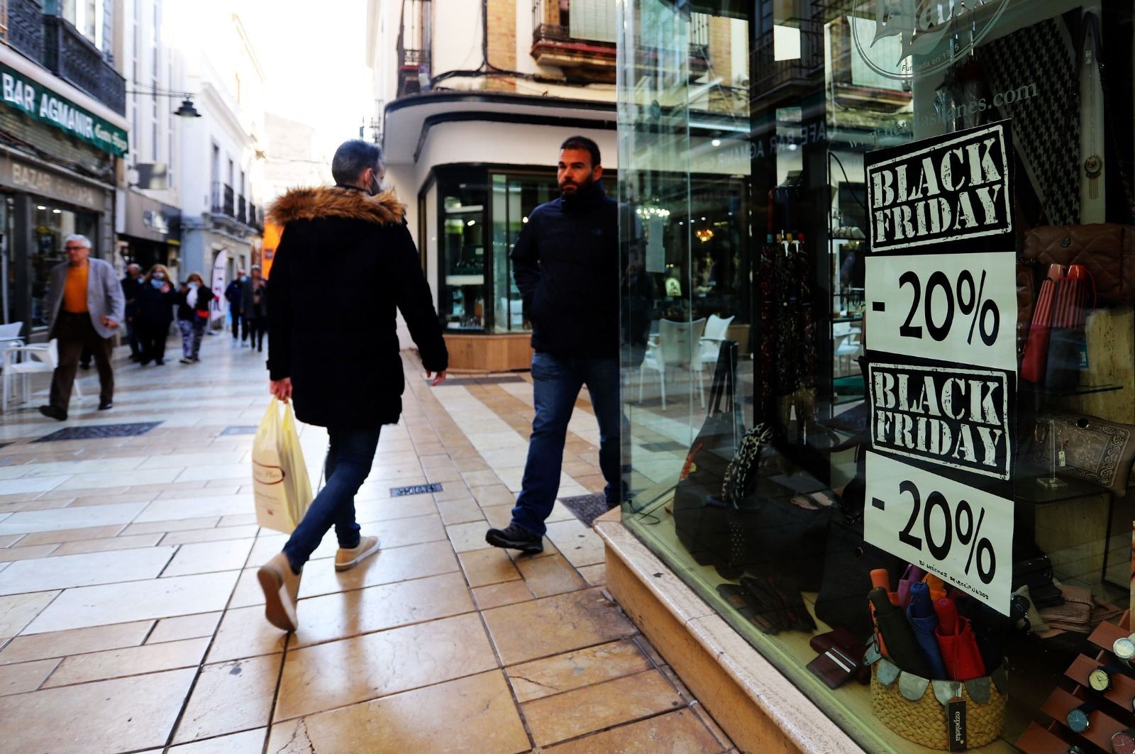 Un escaparate anuncia los descuentos del ‘Black Friday’.