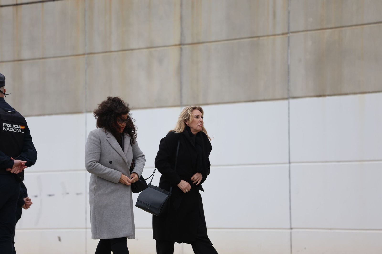 Fotografías de la llegada de Juanma Moreno, Feijóo y todas las autoridades al funeral por las víctimas de Adamuz en Huelva