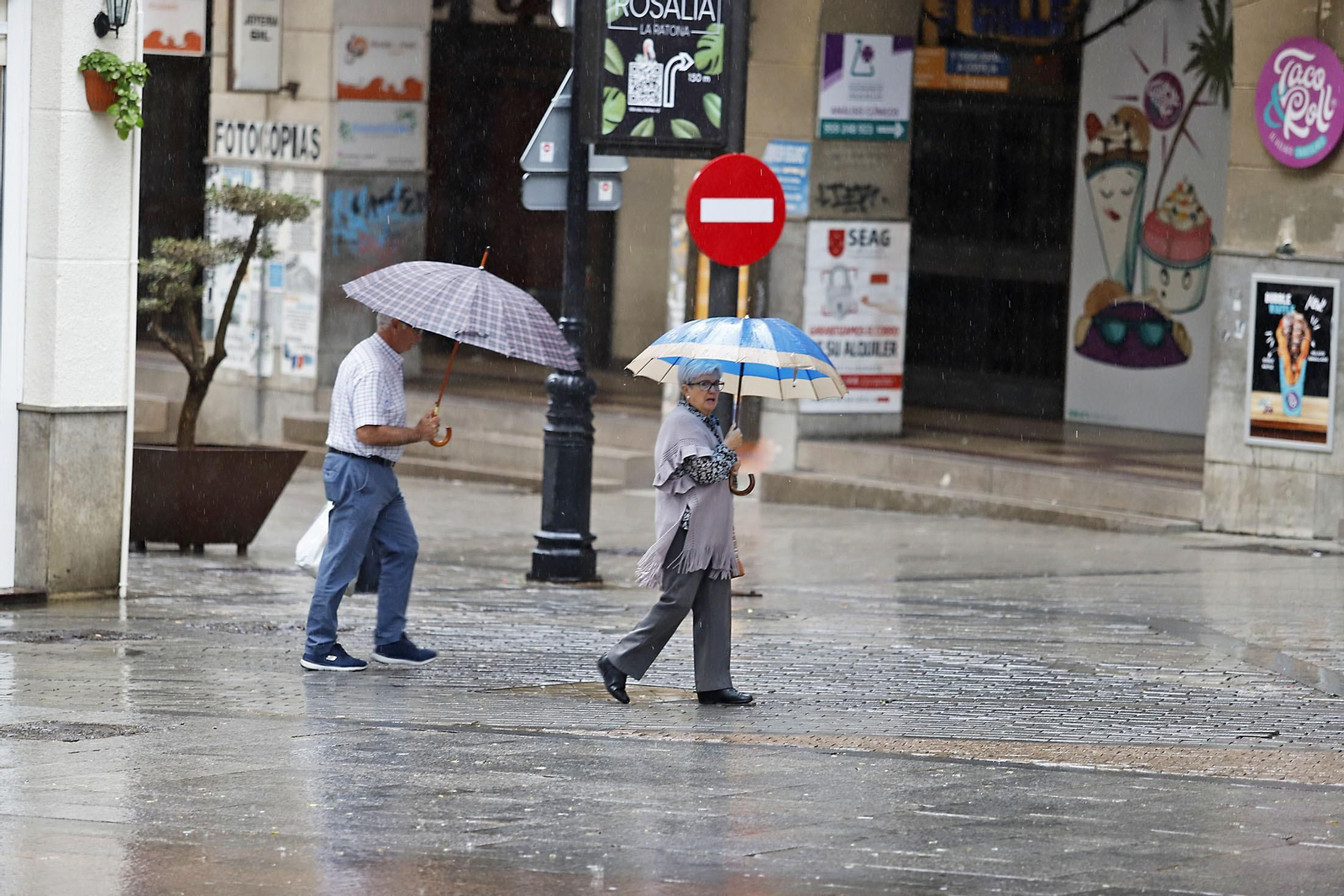 Imágenes de la mañana lluviosa de domingo en Huelva