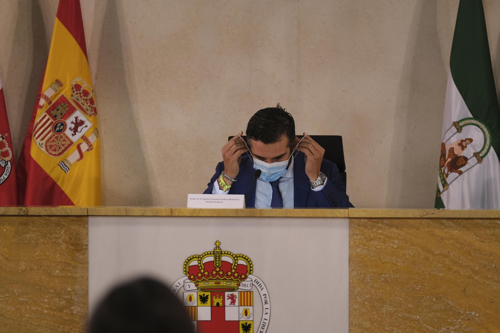 El alcalde se coloca la mascarilla tras beber agua en el Pleno