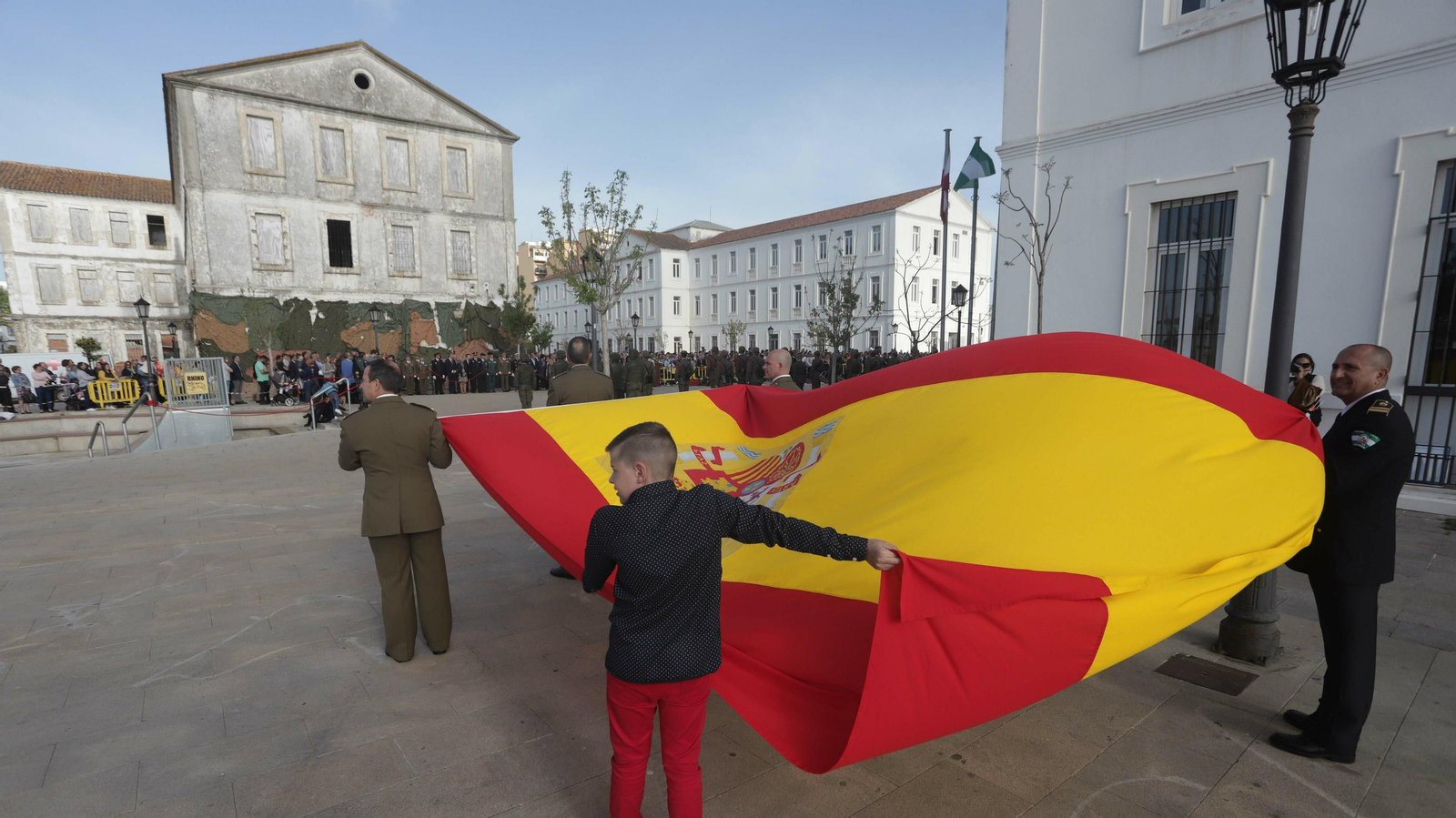Las mejores fotos del desfile militar del Dos de Mayo en San Roque