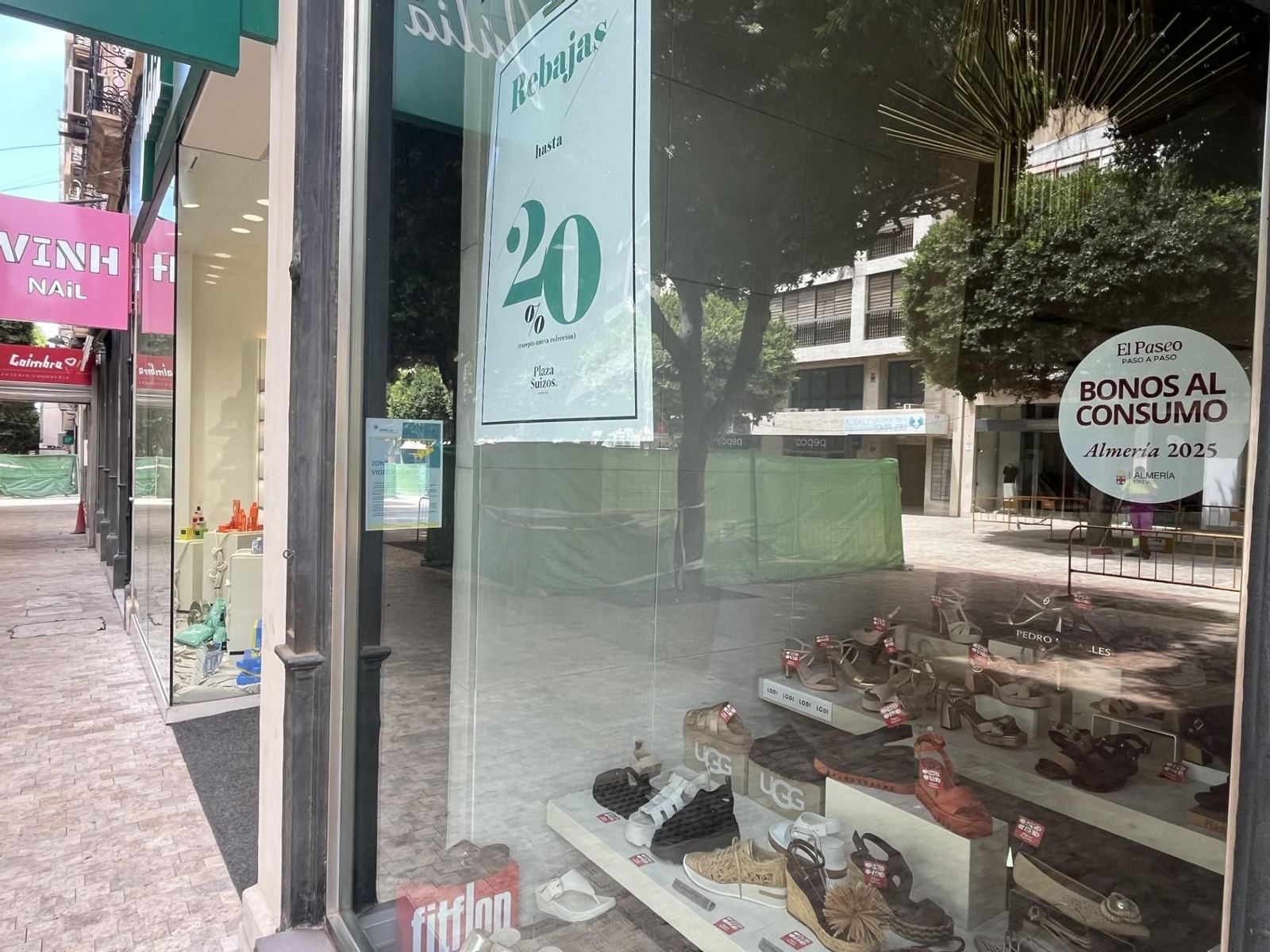 Zapatería en el Paseo con el distintivo de la campaña de bonos al consumo