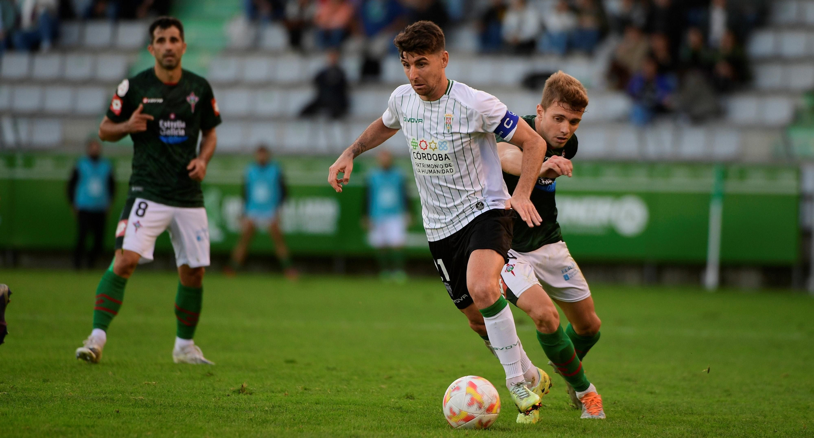 Javi Flores conduce el balón en el Racing Ferrol - Córdoba CF de la primera vuelta. Javi Flores conduce el balón en el Racing Ferrol - Córdoba CF de la primera vuelta.