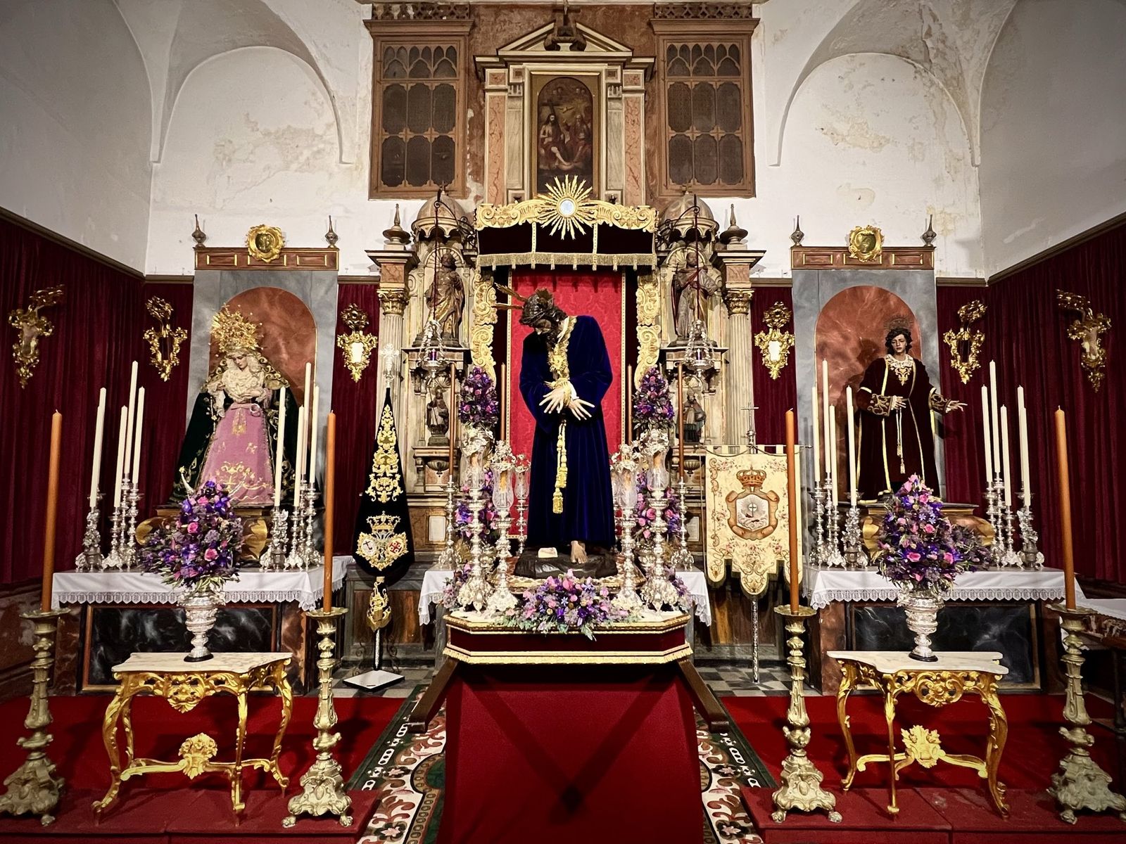 El Nazareno del Amor, de morado y con las manos atadas, en el besapié de este fin de semana en su capilla.