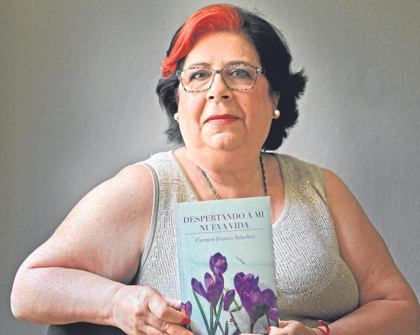 Carmen Franco posando con su libro