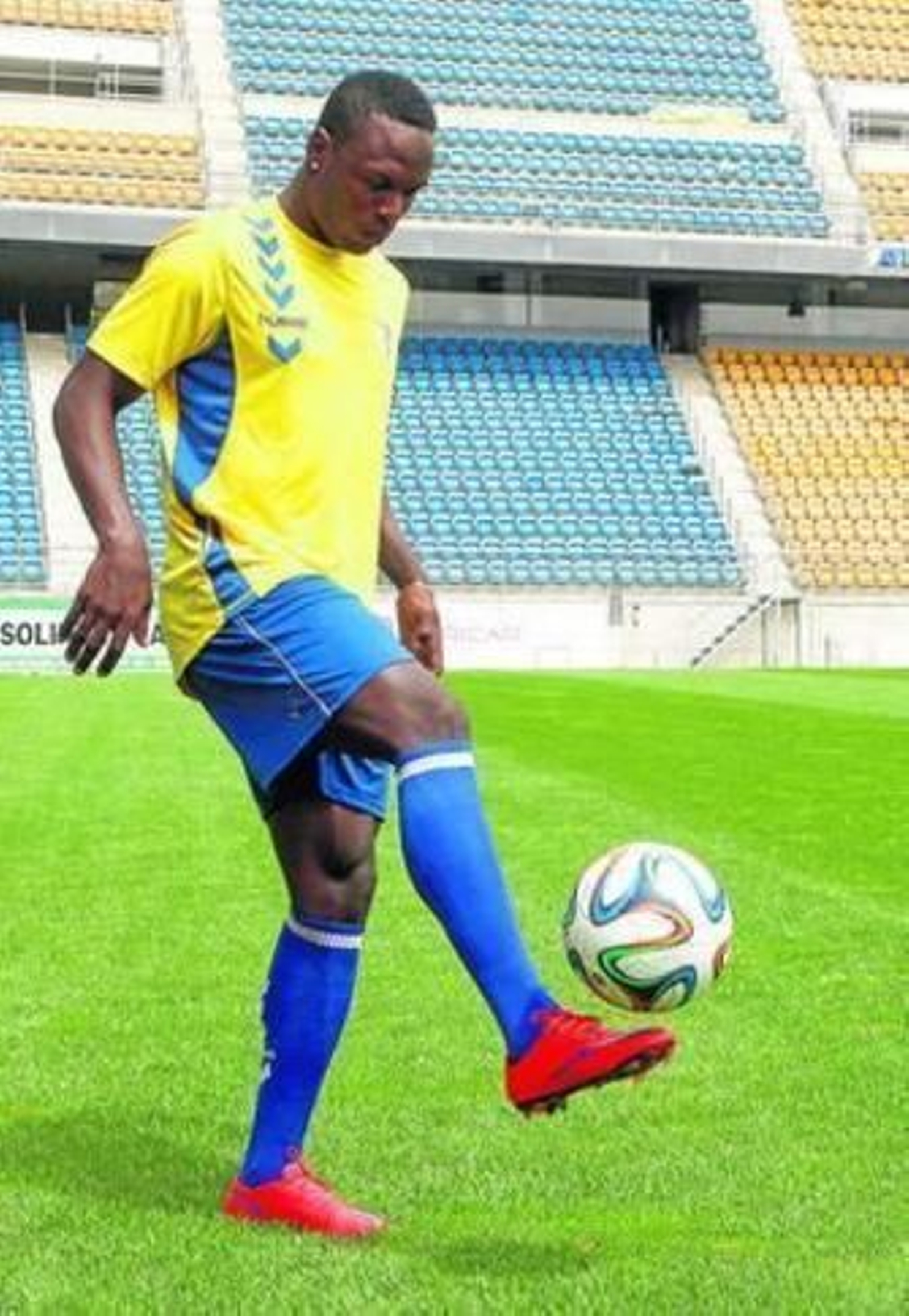 Wilson Cuero juguetea con el esférico en su presentación.